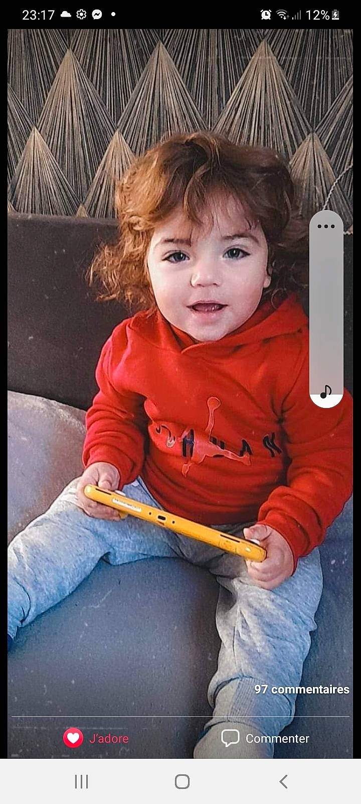 Leysson participe au concours pour gagner de l'argent avec cette photo : bangs, child, communication_device, denim, fun, gadget, happy, jeans, mouth, nose, person, play, portable_communications_device, portrait_photography, recreation, sitting, sleeve, smile, t_shirt, tints_and_shades