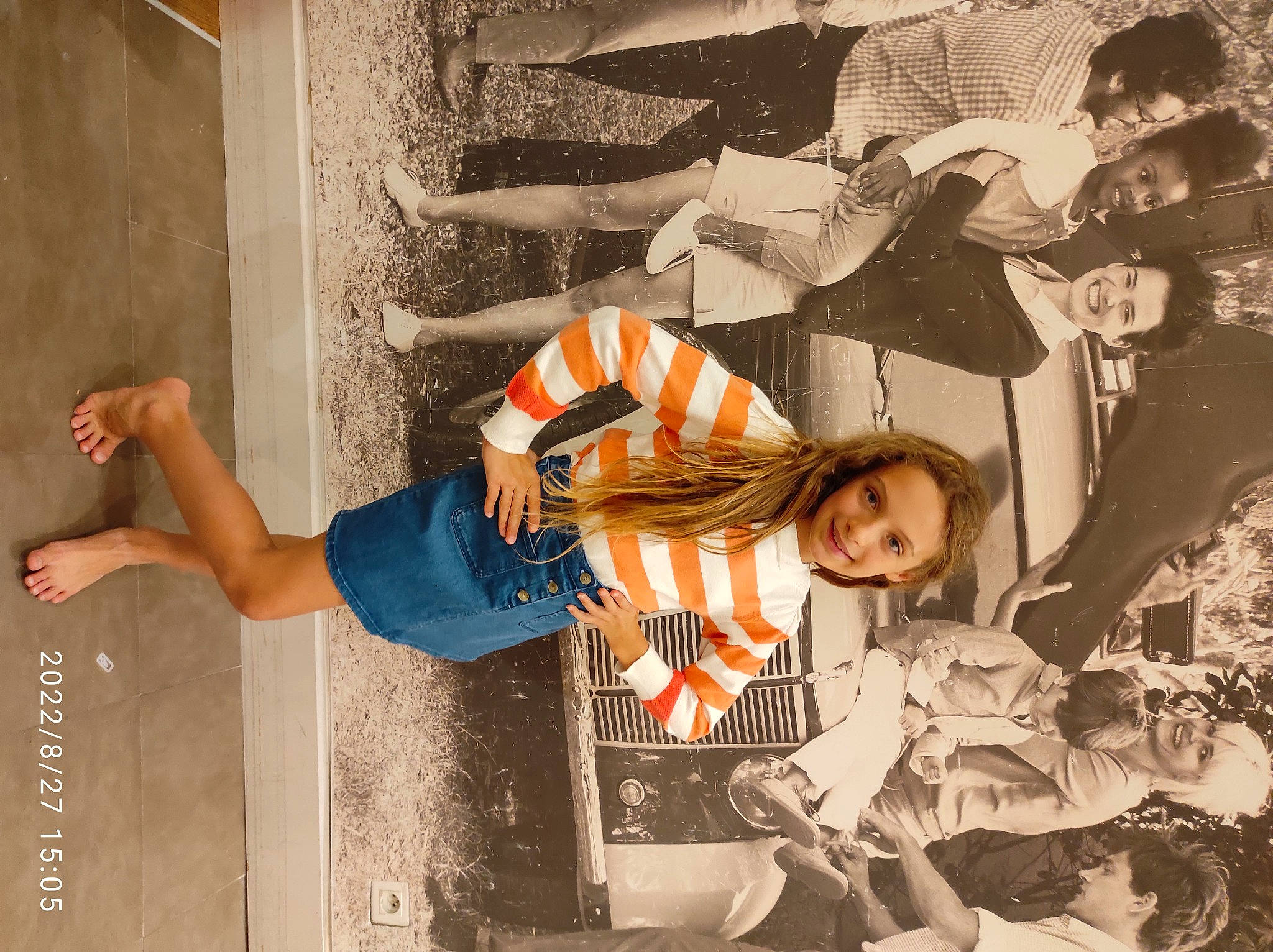 Elyssia participe au concours pour gagner de l'argent avec cette photo : art, denim, eyewear, font, fun, happy, headwear, human_leg, joy, leisure, pattern, person, room, sitting, street, t_shirt, textile, thigh, vintage_clothing, visual_arts