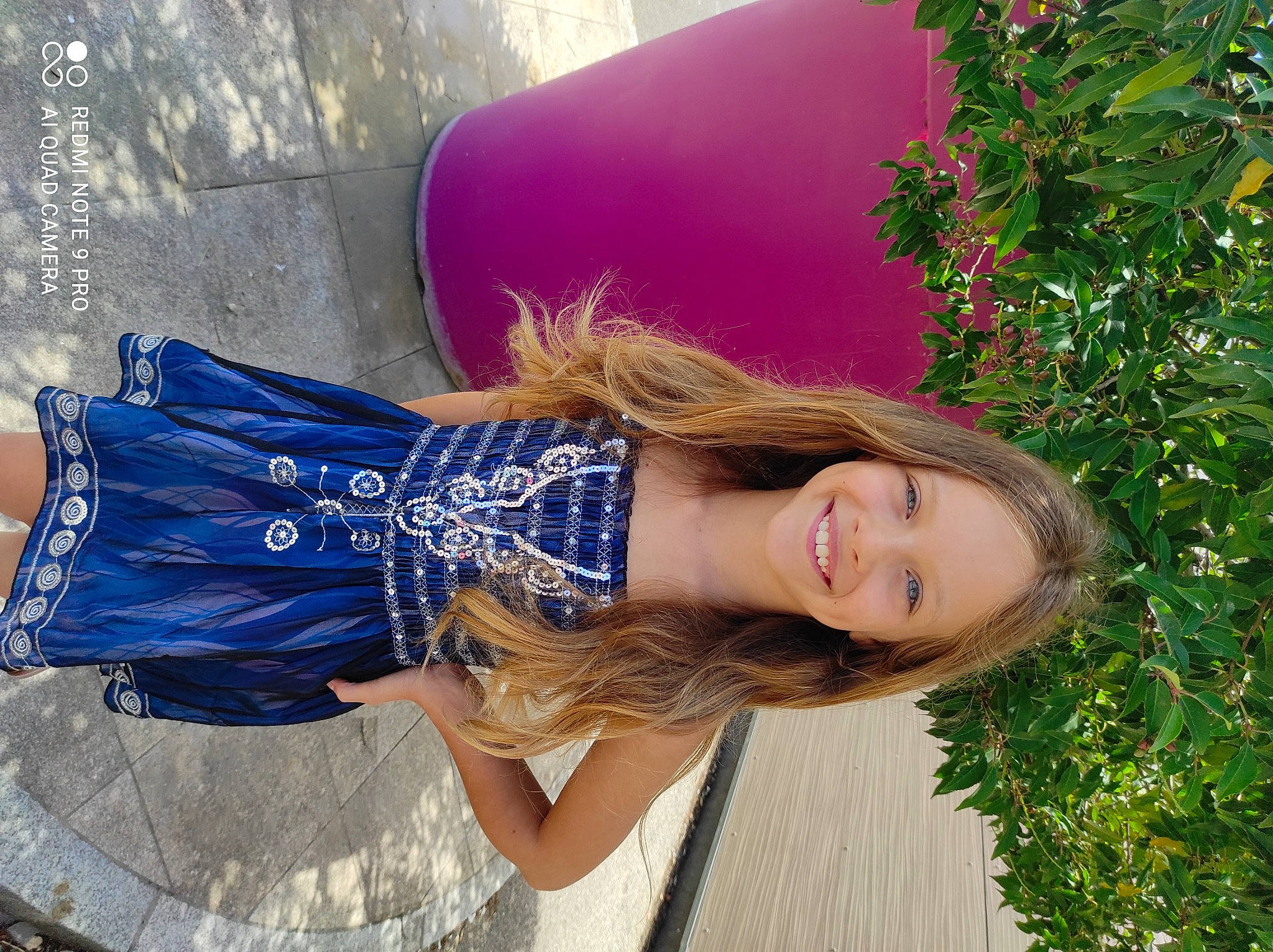 Lynna a rejoint le concours — aidez-le/la à gagner de superbes lots ! blond, brown_hair, denim, electric_blue, eyewear, fashion_accessory, fun, grass, hair, hair_coloring, happy, human_leg, joy, leisure, long_hair, magenta, people_in_nature, person, sitting, smile