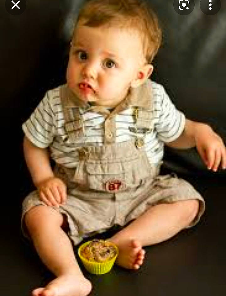 José a rejoint le concours — aidez-le/la à gagner de superbes lots ! baby, baby_toddler_clothing, ball, barefoot, cheek, chest, child, finger, foot, fun, hairstyle, happy, pattern, person, sitting, skin, sleeve, t_shirt, thigh, thumb