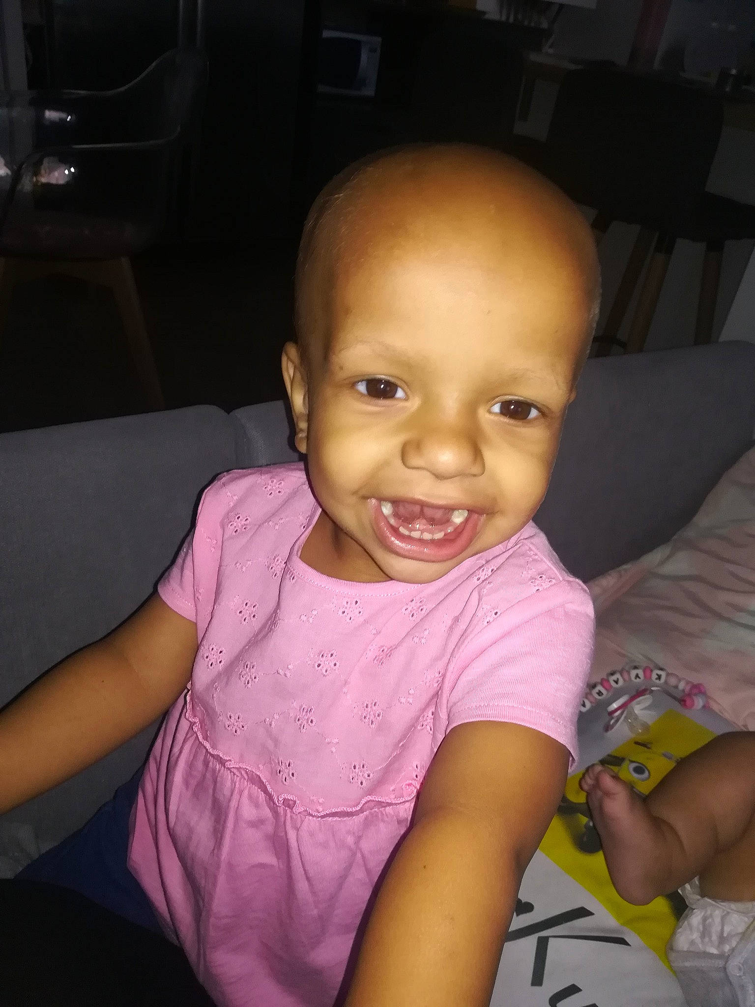 Kyara participe au concours pour gagner de l'argent avec cette photo : baby, cheek, child, chin, eye, eyebrow, face, facial_expression, forehead, fun, head, joy, lip, mouth, nose, organ, person, pink, sitting, skin