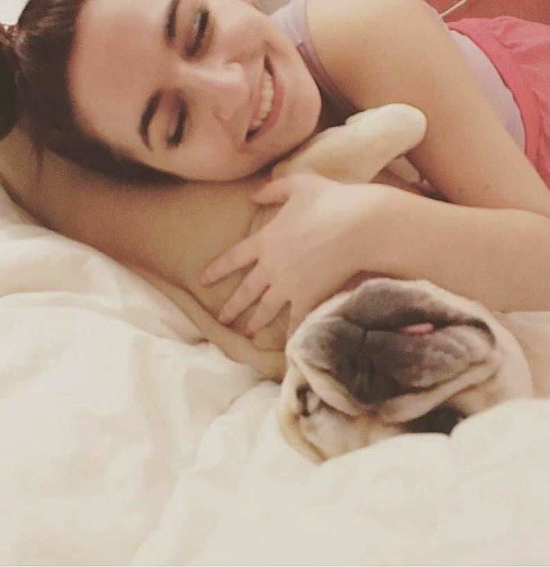 Inti Hayati a rejoint le concours — aidez-le/la à gagner de superbes lots ! abdomen, chest, comfort, eyebrow, eyelash, face, gesture, hair, hand, happy, human_body, leg, lip, mouth, neck, nose, skin, smile, textile, white