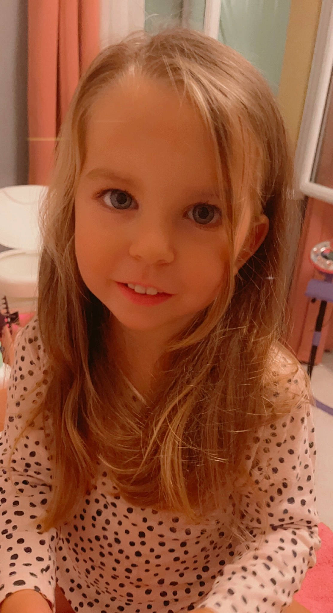 Stéfie participe au concours pour gagner de l'argent avec cette photo : cheek, chin, eyebrow, eyelash, face, facial_expression, flooring, hair, hairstyle, head, iris, jaw, layered_hair, lip, long_hair, neck, nose, person, skin, sleeve