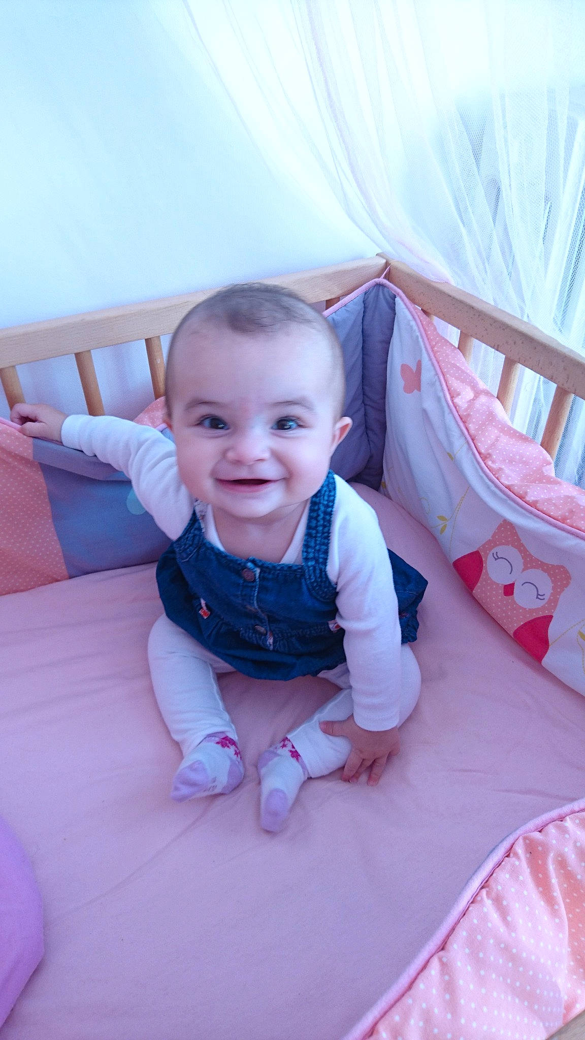 Sanaa participe au concours pour gagner de l'argent avec cette photo : baby_products, bed, child, day, fun, girl, infant, iris, joy, leg, person, pink, product, sitting, skin, smile, textile, toddler