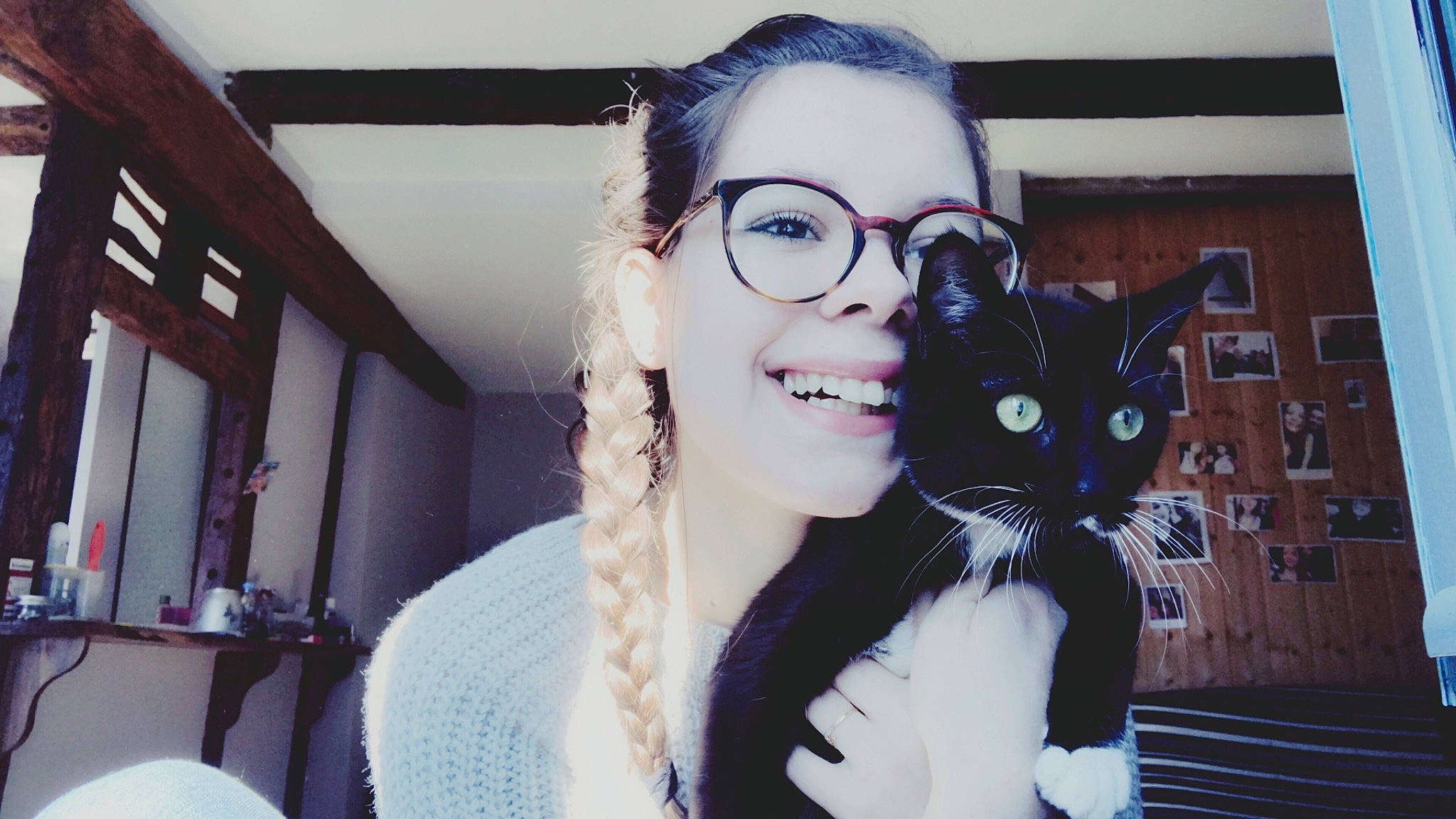 Ora participe au concours pour gagner de l'argent avec cette photo : black_hair, cat, cool, ear, eye, eyebrow, eyewear, face, felidae, forehead, fur, glasses, hair, hairstyle, head, lip, long_hair, person, small_to_medium_sized_cats, snapshot