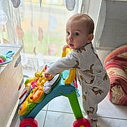 Mathis a rejoint le concours — aidez-le/la à gagner de superbes lots ! baby, child, childhood, colorful, couch, curtains, cute, early_mobility, floor, furniture, home, indoor, onesie, person, playtime, radiator, tiled_floor, toy_walker, walking, window