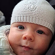 Suly a rejoint le concours — aidez-le/la à gagner de superbes lots ! baby, infant, face, eyes, beanie, knit_hat, hat, cheeks, close_up, portrait, newborn, sweater, cozy, soft_texture, adorable, gaze, skin, nose, mouth, indoor