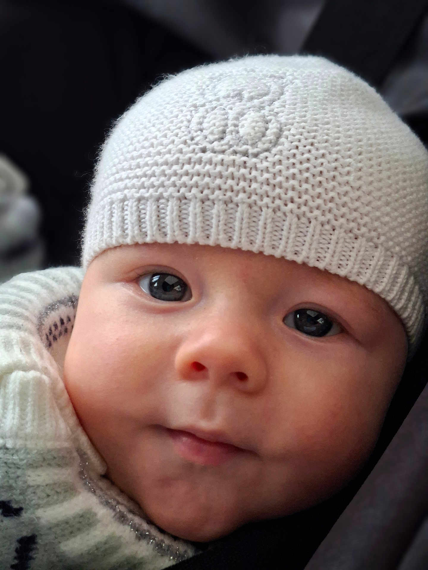 Suly a rejoint le concours — aidez-le/la à gagner de superbes lots ! baby, infant, face, eyes, beanie, knit_hat, hat, cheeks, close_up, portrait, newborn, sweater, cozy, soft_texture, adorable, gaze, skin, nose, mouth, indoor