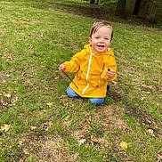Elio a rejoint le concours — aidez-le/la à gagner de superbes lots ! acorn, blue_eyes, child, cute, fall_leaves, grass, happy, jeans, lawn, nature, outdoor, playful, shed, smiling, stick, toddler, trees, wooden_shed, yellow_raincoat, young_child