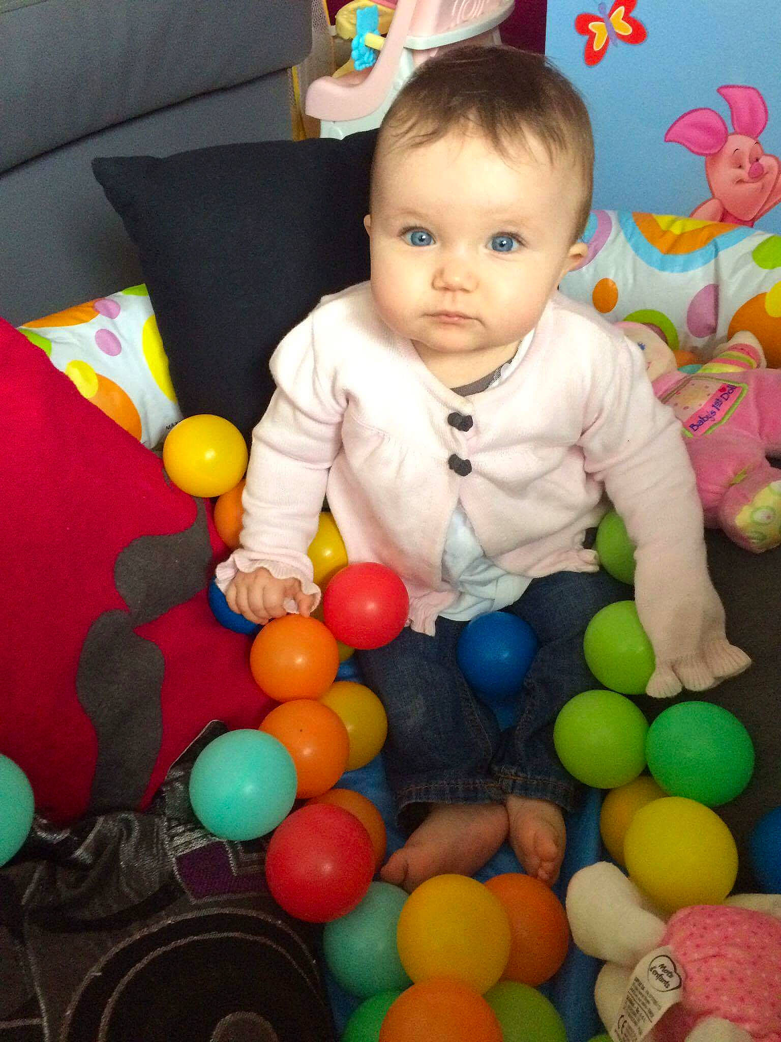 Brittany participe au concours pour gagner de l'argent avec cette photo : baby, baby_playing_with_toys, baby_toys, ball_pit, child, person, play, toddler, toy