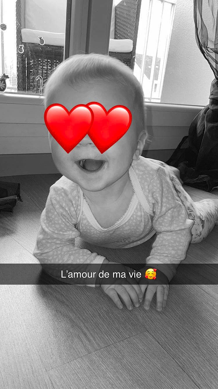 Thalya participe au concours pour gagner de l'argent avec cette photo : arm, baby_toddler_clothing, child, cool, facial_expression, floor, flooring, fun, hand, happy, monochrome_photography, mouth, person, personal_protective_equipment, smile, sports_gear, standing, style, t_shirt, toddler