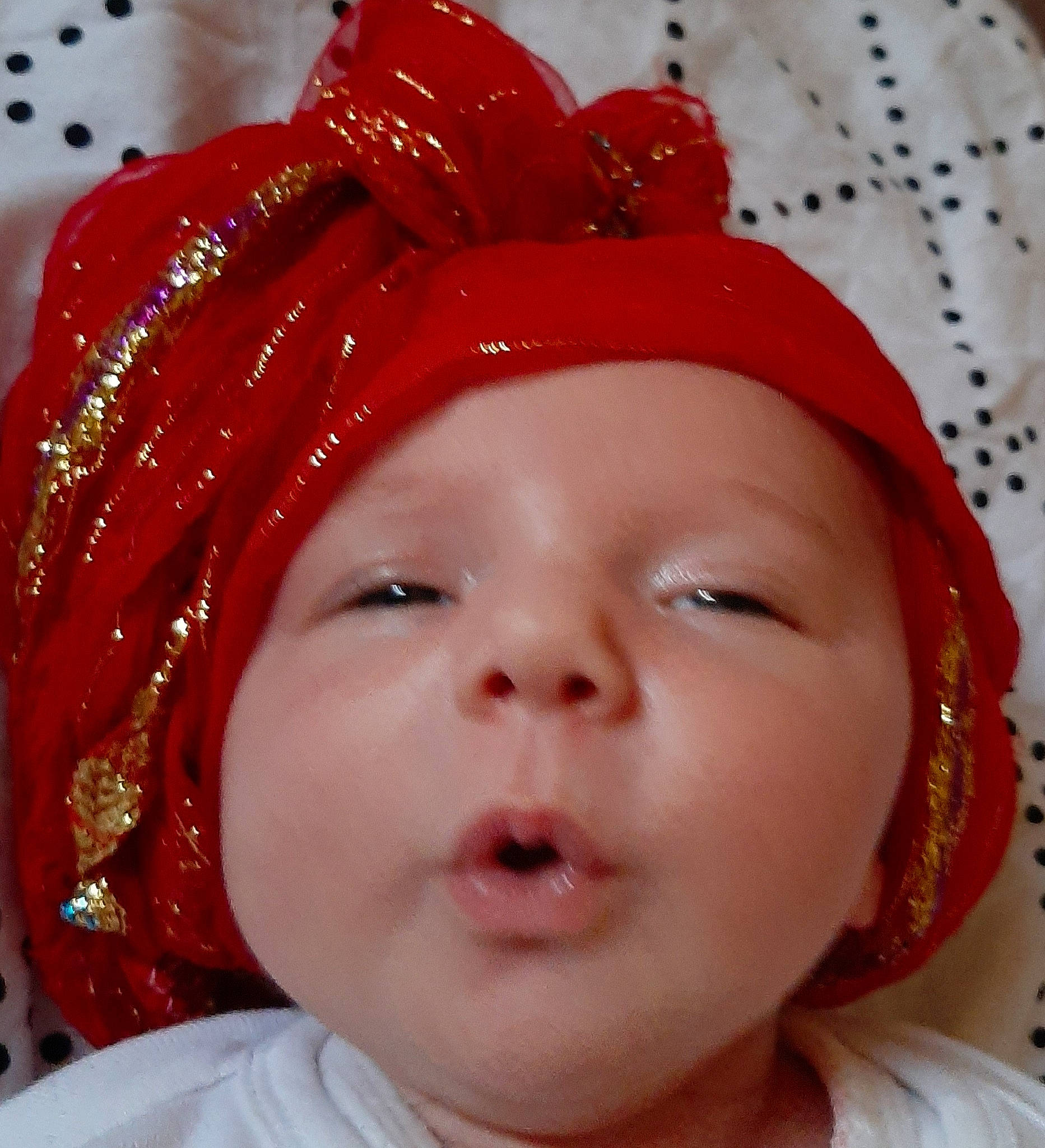 Neyla a rejoint le concours — aidez-le/la à gagner de superbes lots ! baby, cheek, child, face, fashion_accessory, hair_accessory, head, headgear, headpiece, headwear, lip, mouth, nose, person, smile, toddler