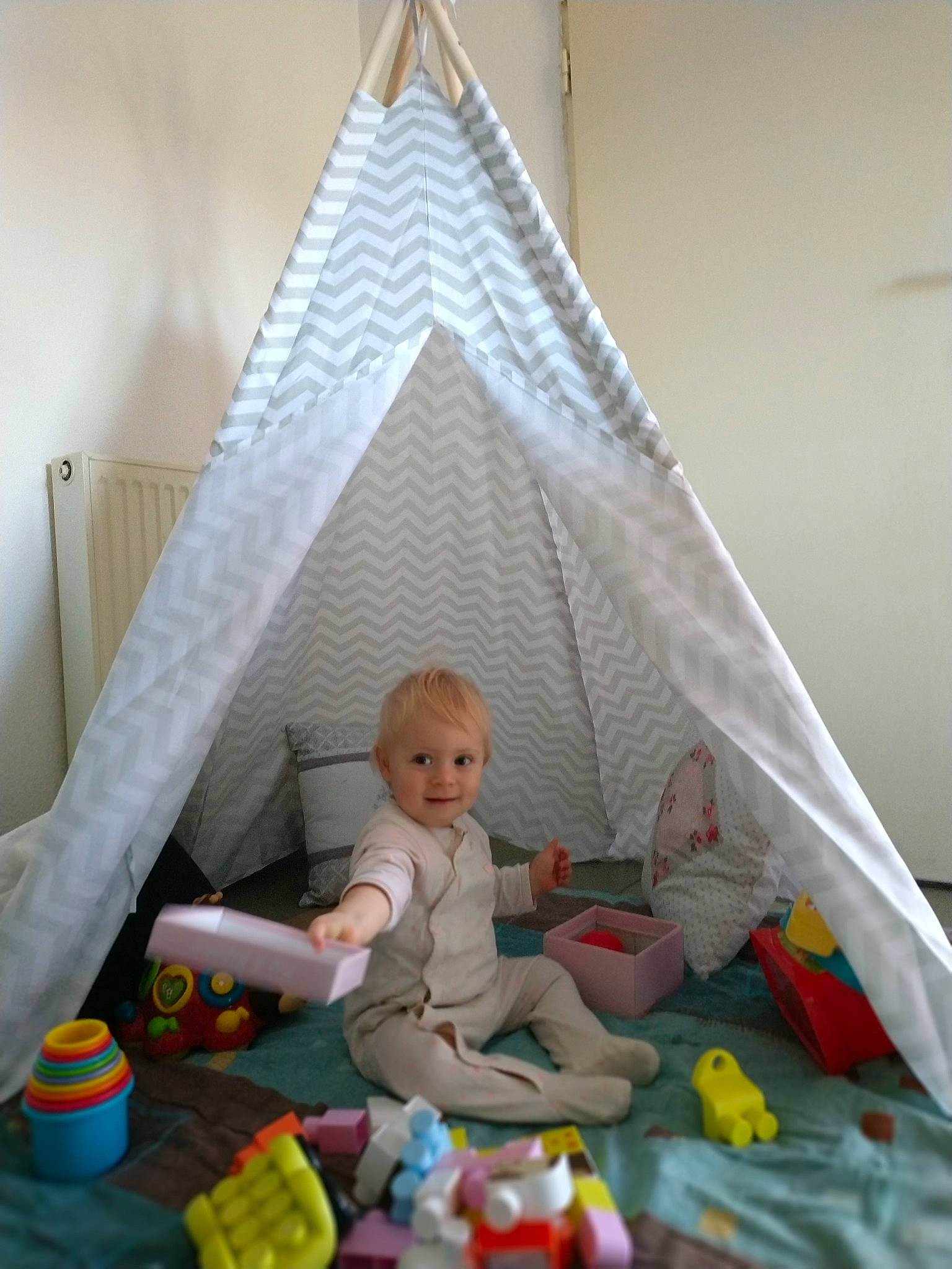 Malory participe au concours pour gagner de l'argent avec cette photo : baby_products, baby_toys, bed, bedding, child, furniture, house, infant, infant_bed, linens, mosquito_net, person, play, product, room, textile, toddler, toy