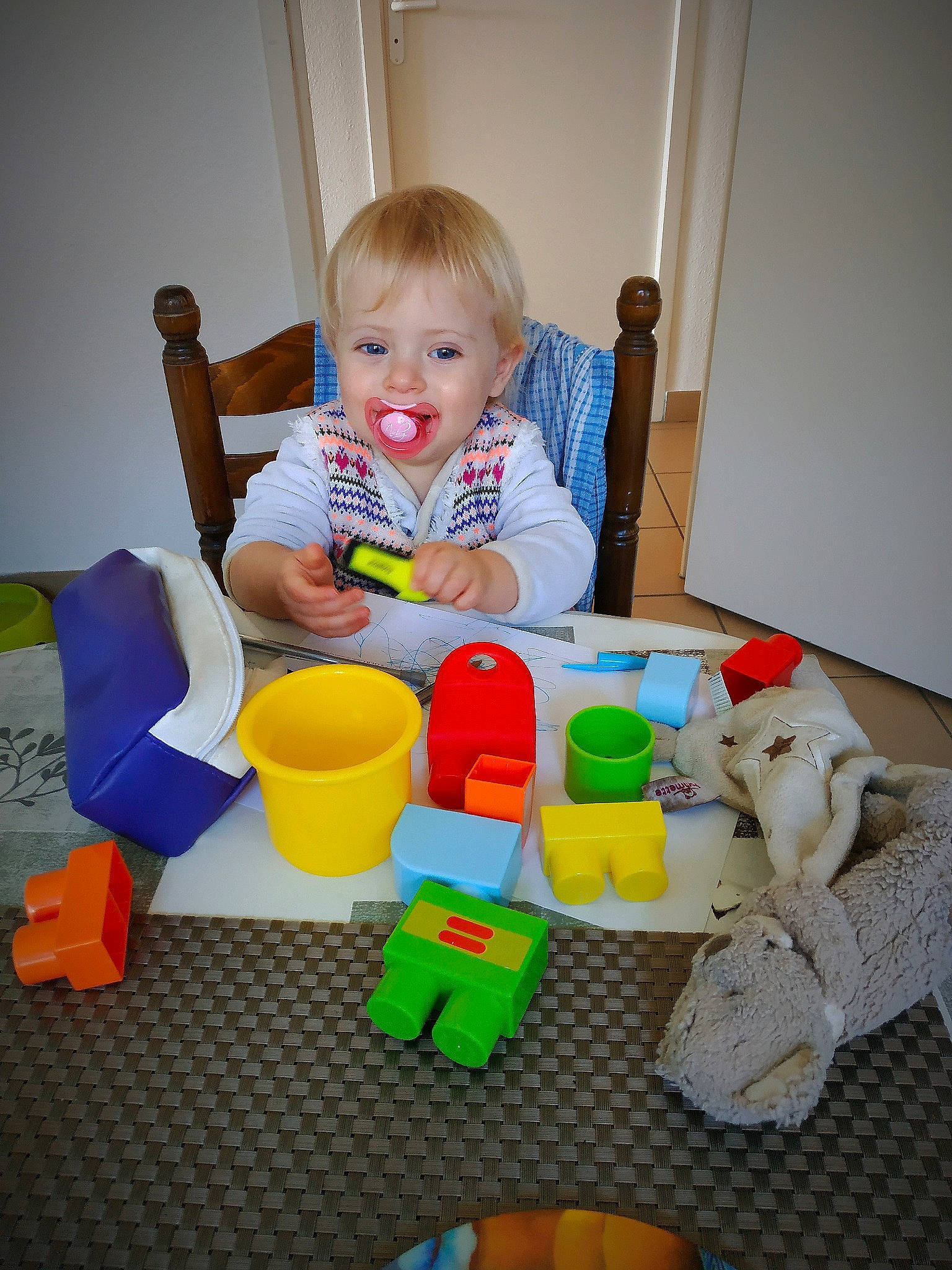 Malory participe au concours pour gagner de l'argent avec cette photo : child, day, fun, infant, joy, person, play, product, room, skin, toddler, toy, yellow