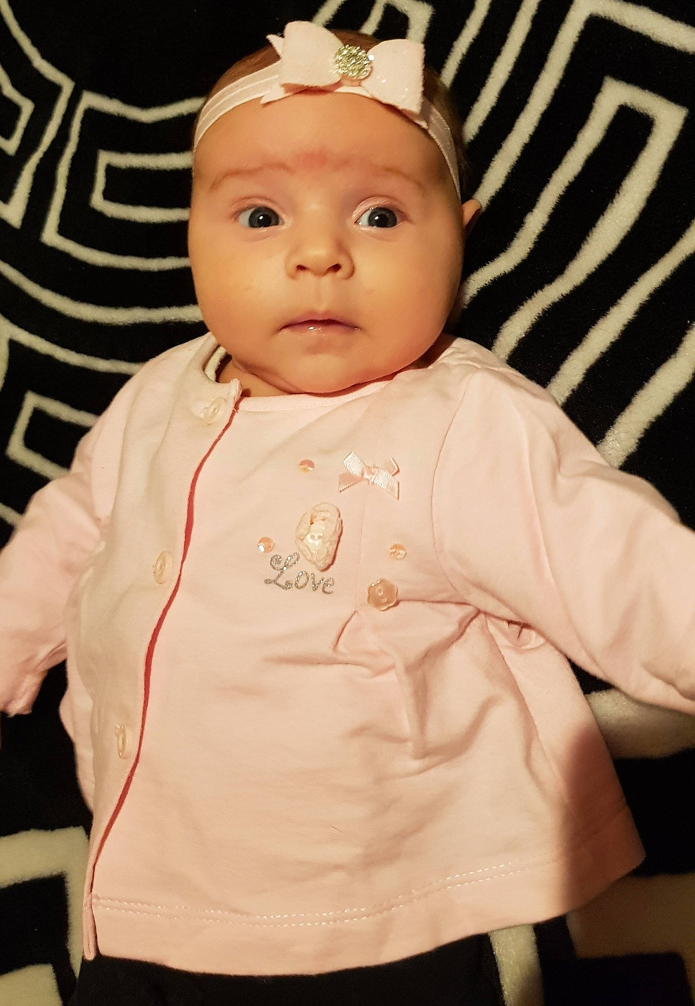 Vanessa a rejoint le concours — aidez-le/la à gagner de superbes lots ! baby, baby_toddler_clothing, button, cheek, child, child_model, costume_accessory, crown, embellishment, hair_accessory, headband, headpiece, headwear, long_sleeved_t_shirt, mouth, organ, person, skin, sleeve, tiara