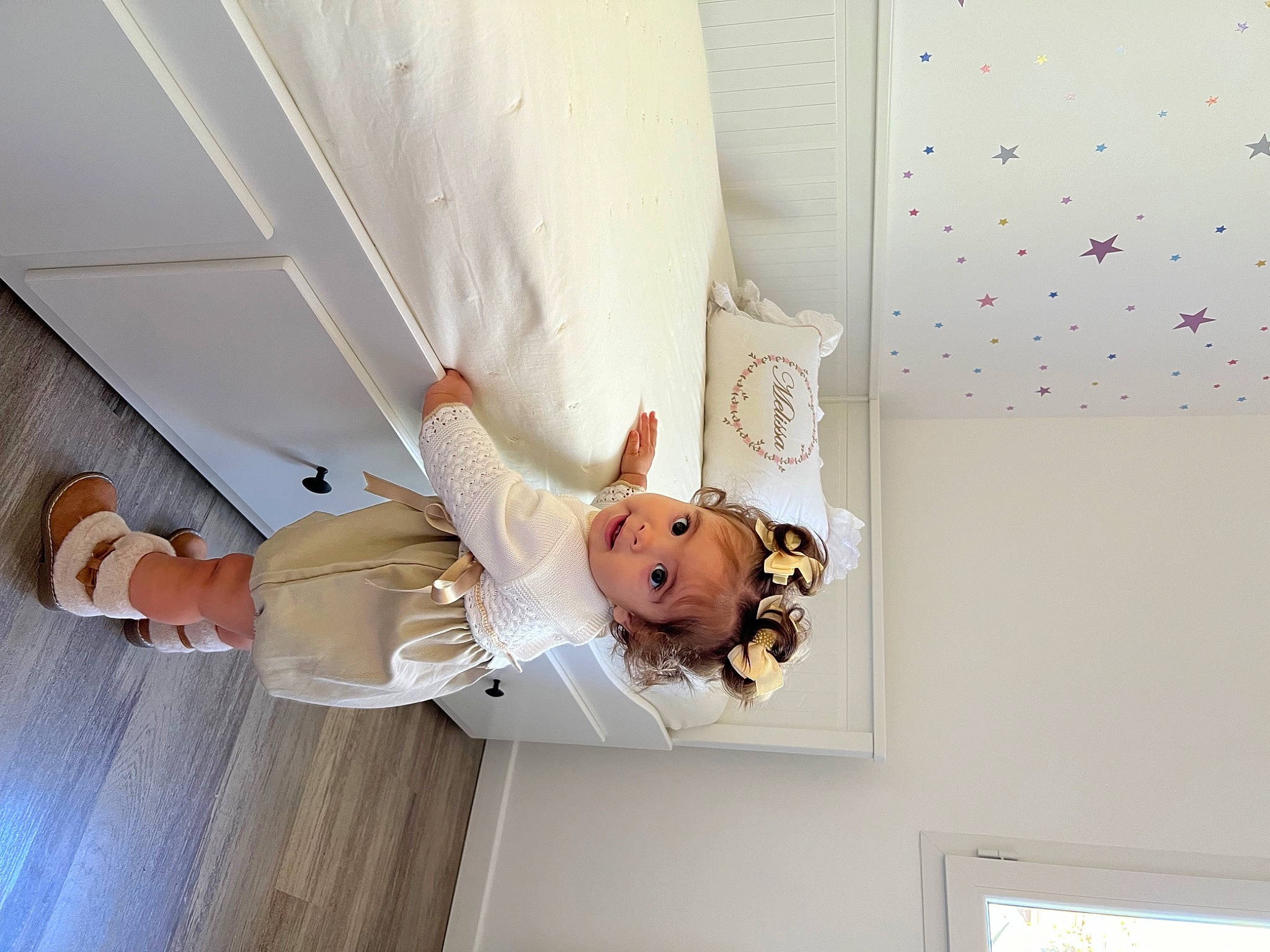 Mélissa participe au concours pour gagner de l'argent avec cette photo : baby, baby_products, ceiling, child, cleanliness, elbow, flooring, happy, hardwood, pattern, person, room, smile, toddler, wood, wood_flooring