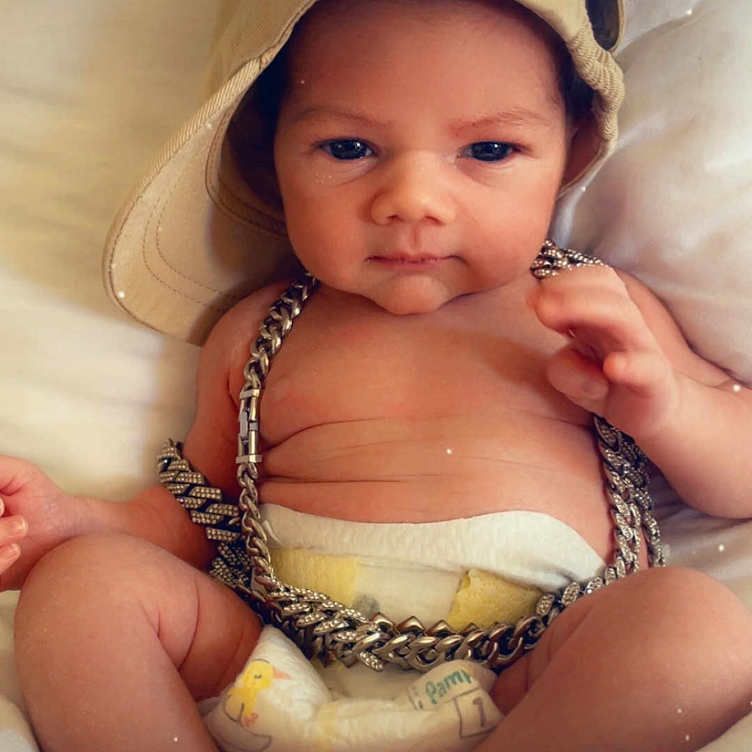 Jose a rejoint le concours — aidez-le/la à gagner de superbes lots ! accessory, baby, casual, chain, child, cute, diaper, expression, fingertip, foot, hand, hat, indoors, infant, portrait, relaxing, skin, small, soft, white_background