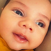 Jose a rejoint le concours — aidez-le/la à gagner de superbes lots ! baby, close_up, face, smile, child, infant, cute, eyes, expression, skin, mustard_clothing, adorable, portrait, young, head, love, heart_overlay, happy, person, indoors