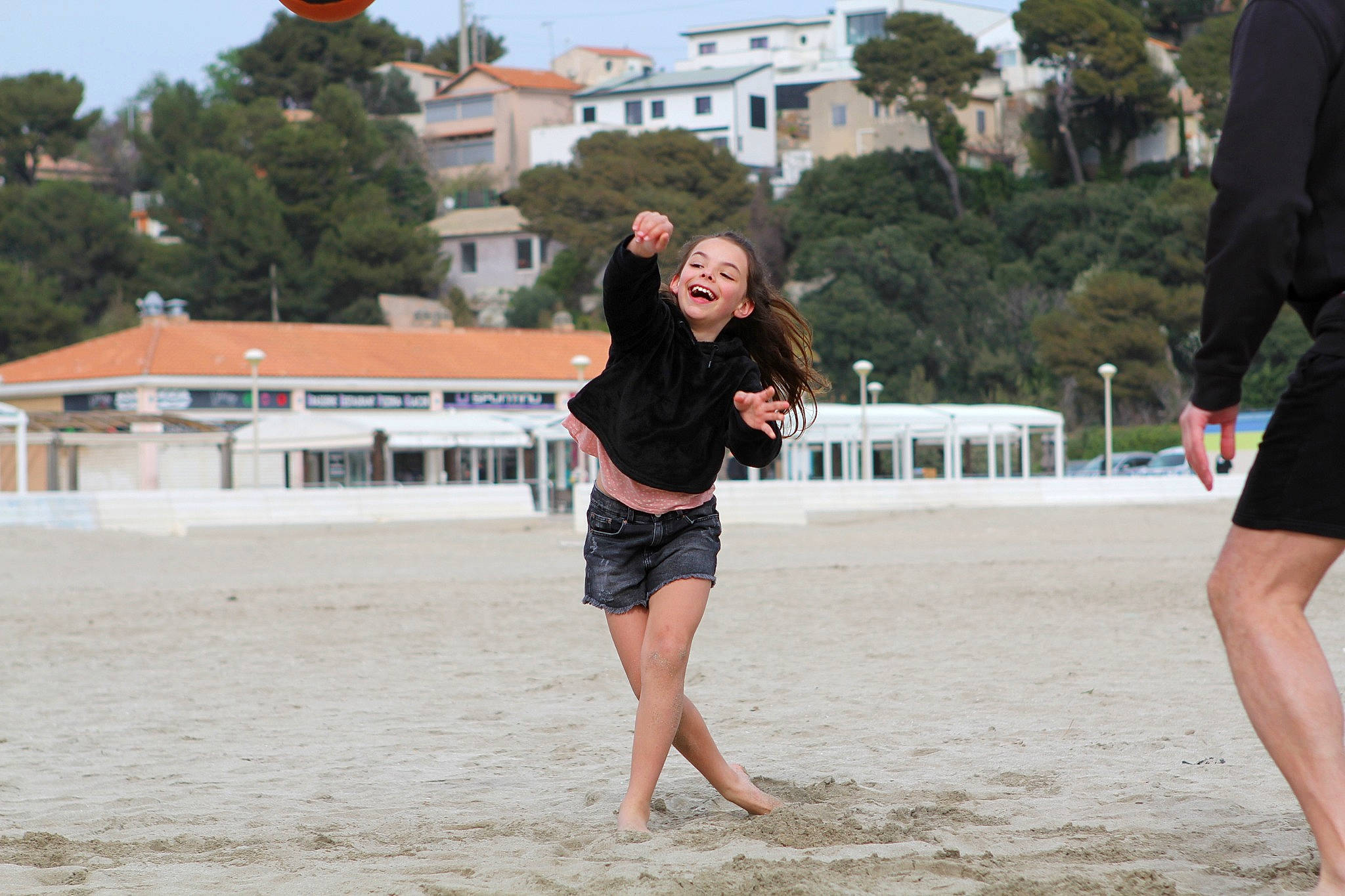 Elise a rejoint le concours — aidez-le/la à gagner de superbes lots ! barefoot, beach, building, fun, gesture, happy, leg, leisure, people_on_beach, person, plant, public_space, recreation, shore, shorts, summer, t_shirt, thigh, travel, tree