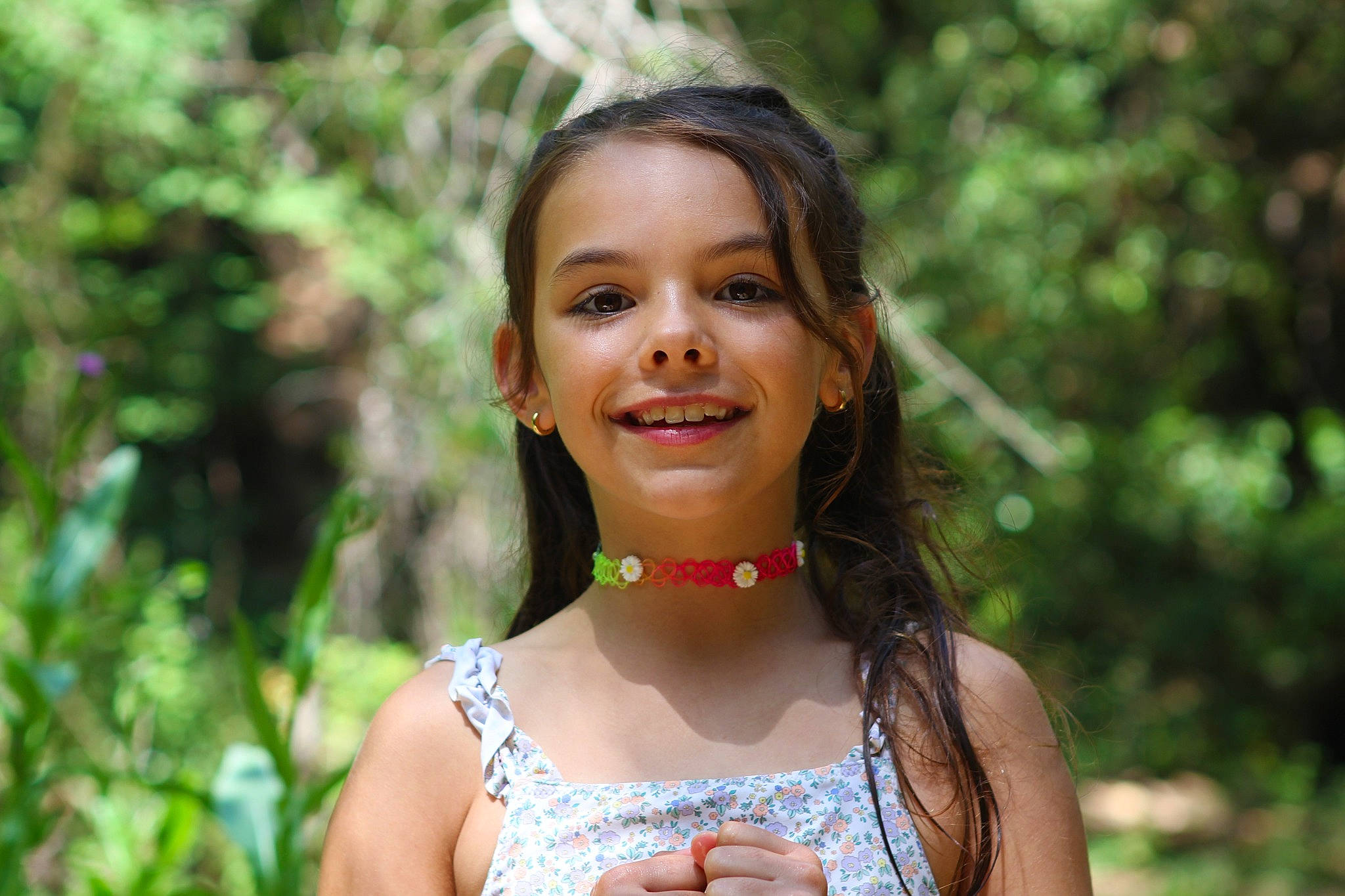 Elise participe au concours pour gagner de l'argent avec cette photo : beauty, black_hair, eye, facial_expression, flash_photography, forest, fun, grass, hairstyle, happy, jewellery, joy, leisure, mammal, necklace, people_in_nature, person, plant, skin, smile