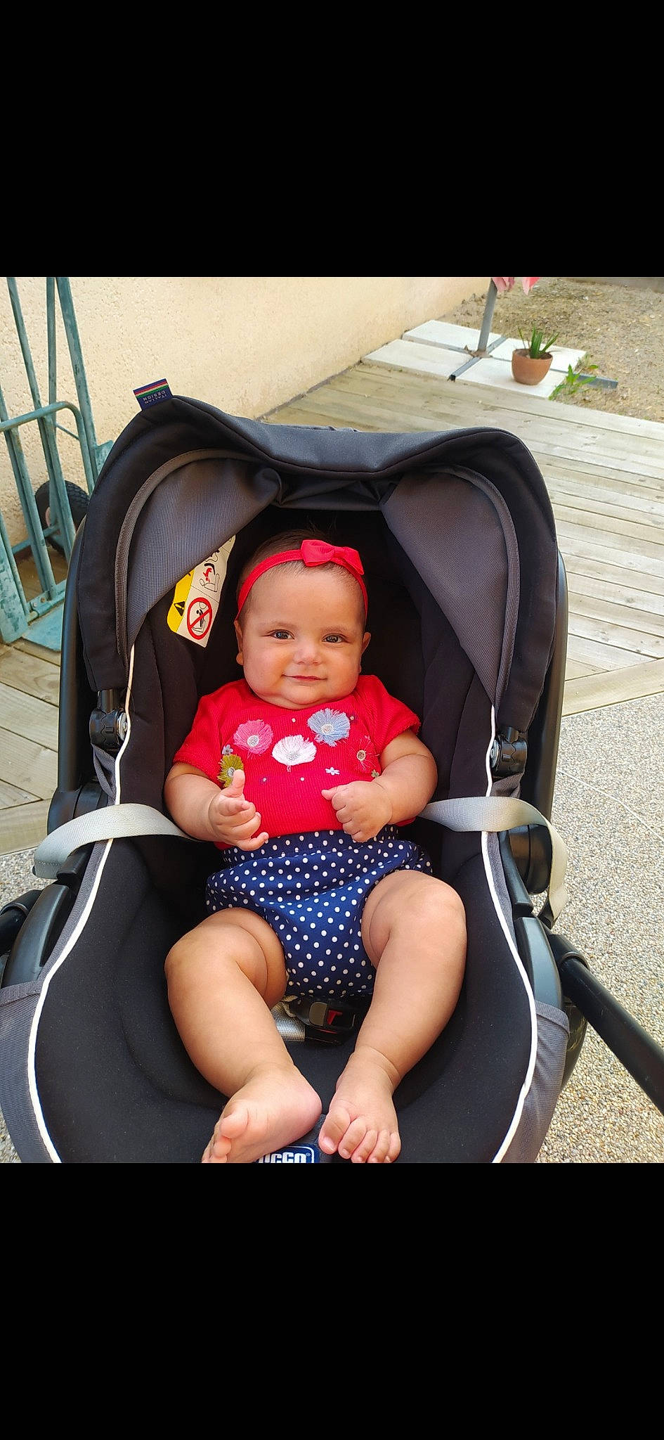 Océane a rejoint le concours — aidez-le/la à gagner de superbes lots ! auto_part, baby, baby_carriage, baby_products, baby_safety, baby_toddler_clothing, chair, child, comfort, event, fashion_accessory, fun, joy, lap, leisure, person, plant, product, recreation, sitting