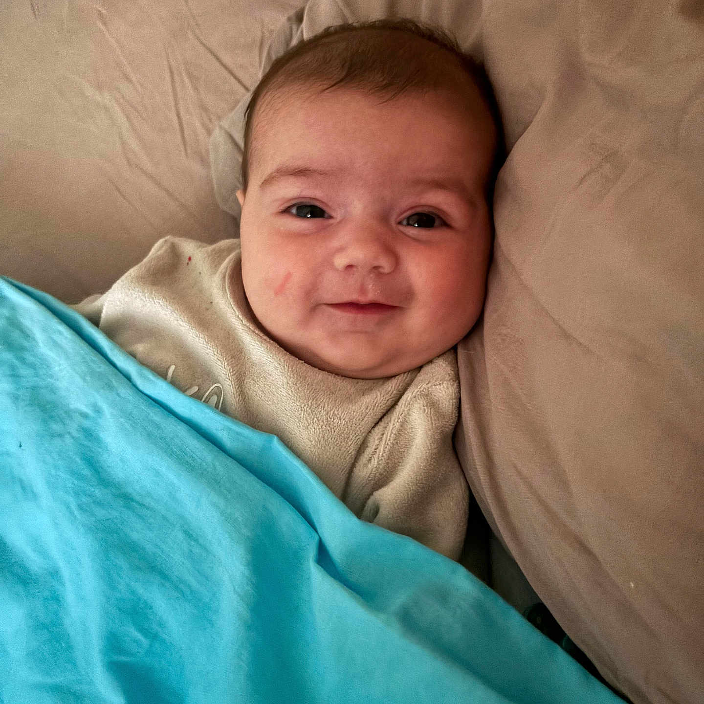 Luna a rejoint le concours — aidez-le/la à gagner de superbes lots ! baby, smile, blanket, pillow, bed, cozy, face, infant, child, sleepwear, cute, indoors, resting, portrait, tucked_in, comfort, soft, young, peaceful, lying_down