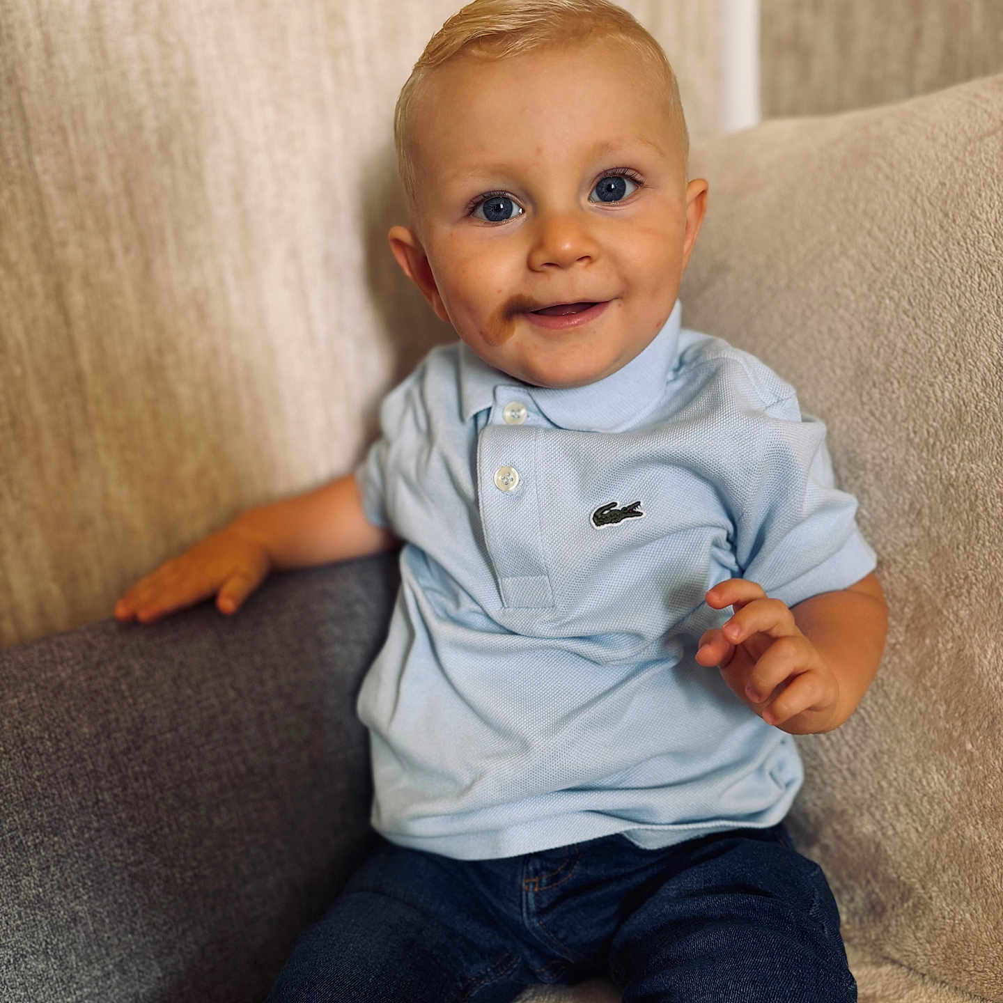 Tigane a rejoint le concours — aidez-le/la à gagner de superbes lots ! blond_hair, blue_eyes, casual_clothing, child, comfortable, couch, cozy, cute, face, happy, home, indoor, jeans, person, polo_shirt, portrait, sitting, smiling, toddler, young_child