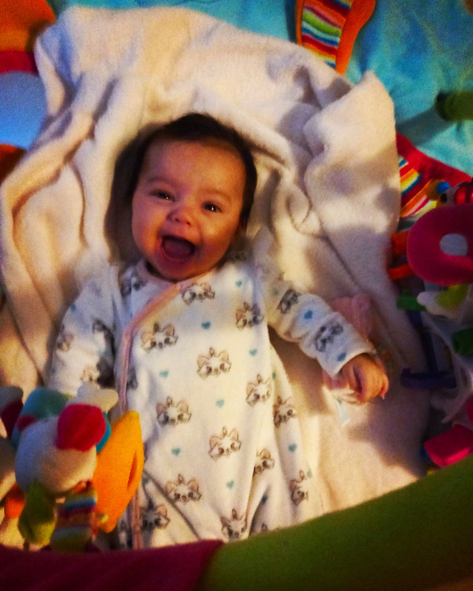 Athéna participe au concours pour gagner de l'argent avec cette photo : baby, baby_toddler_clothing, cheek, cloud, comfort, eye, face, facial_expression, finger, happy, head, infant_bed, iris, mouth, nose, outerwear, person, skin, smile, textile