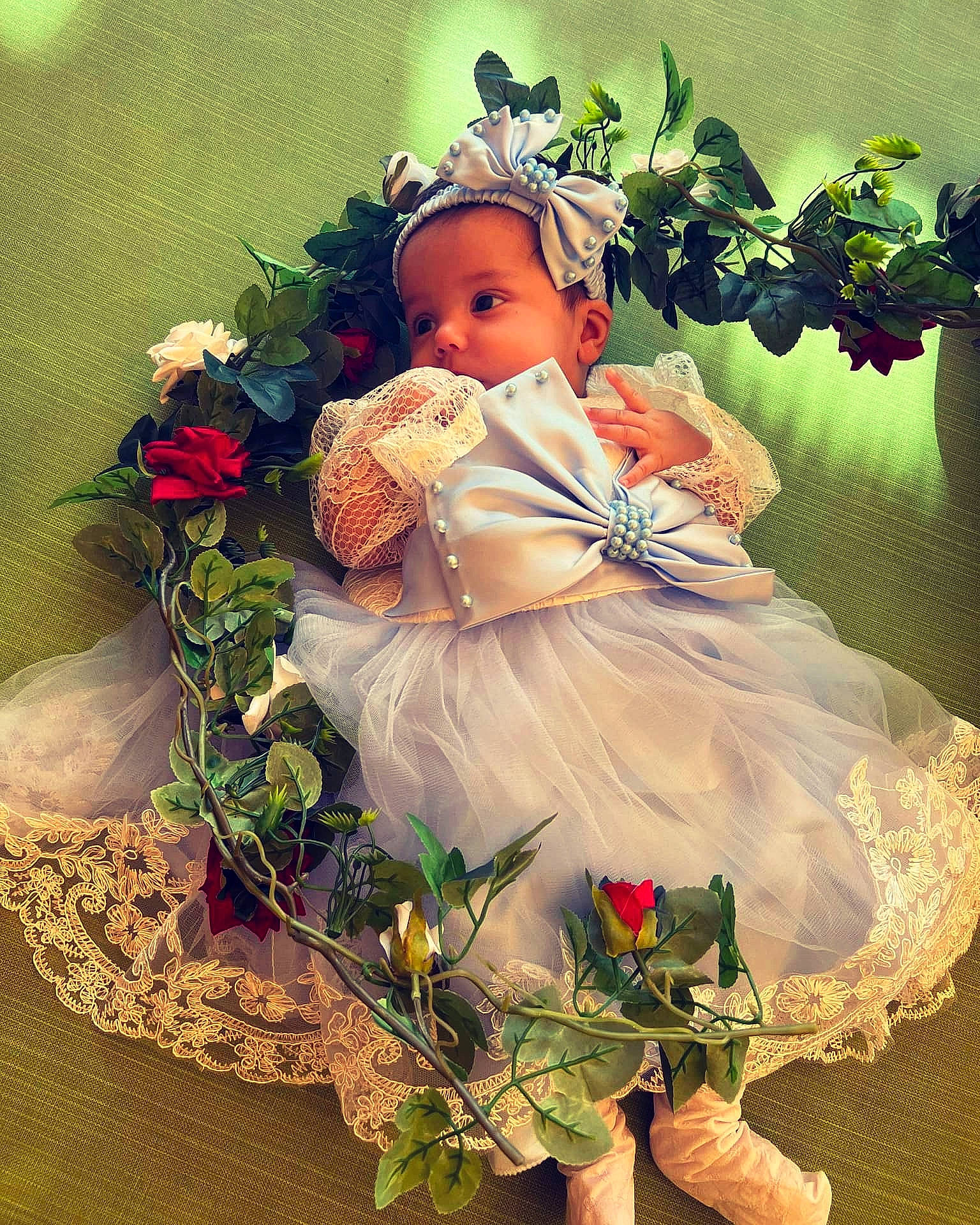 Athéna a rejoint le concours — aidez-le/la à gagner de superbes lots ! baby_toddler_clothing, botany, bouquet, cut_flowers, dress, embellishment, floral_design, flower, flower_arranging, flowering_plant, happy, hat, headpiece, peach, person, petal, plant, rose, rose_family, toddler