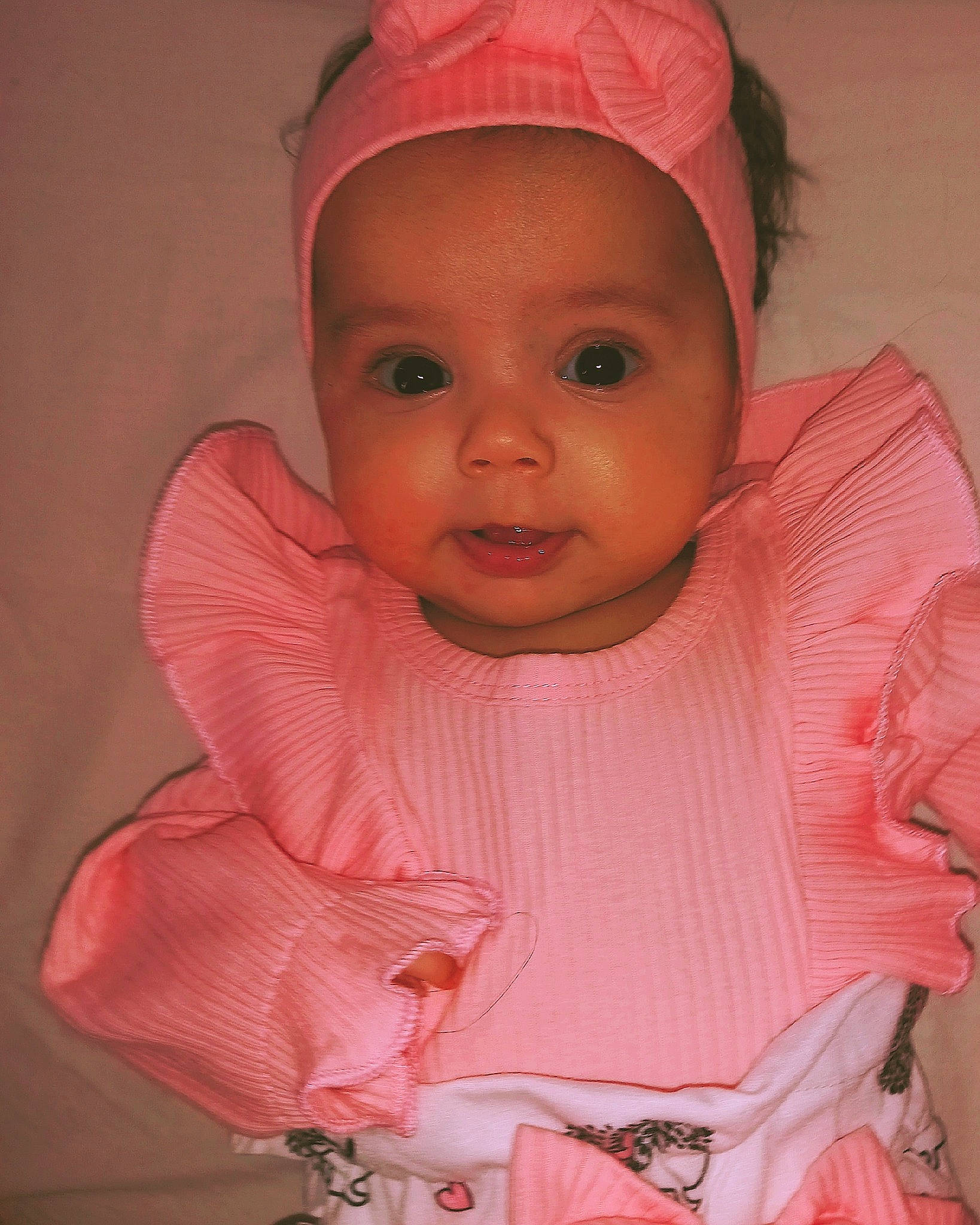 Athéna participe au concours pour gagner de l'argent avec cette photo : baby, baby_toddler_clothing, cap, cheek, eye, eyebrow, eyelash, finger, happy, head, headwear, iris, lip, magenta, mouth, nose, person, pink, skin, sleeve