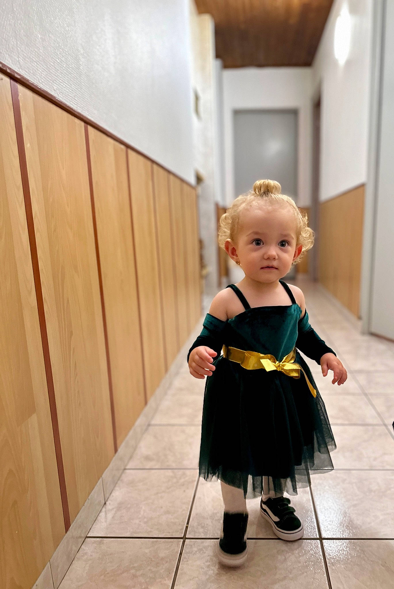 Briana Sophia Maria a rejoint le concours — aidez-le/la à gagner de superbes lots ! costume, day_dress, door, event, fashion_design, floor, flooring, formal_wear, hardwood, leg, one_piece_garment, pattern, person, sandal, stairs, suit, toddler, toy, waist, wood