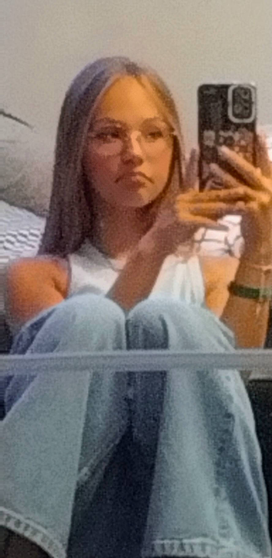 Dahïa participe au concours pour gagner de l'argent avec cette photo : art, blond, comfort, eyebrow, eyewear, finger, gesture, glasses, hair, hairstyle, hand, linens, long_hair, person, room, selfie, sitting, thigh, thumb, visual_arts