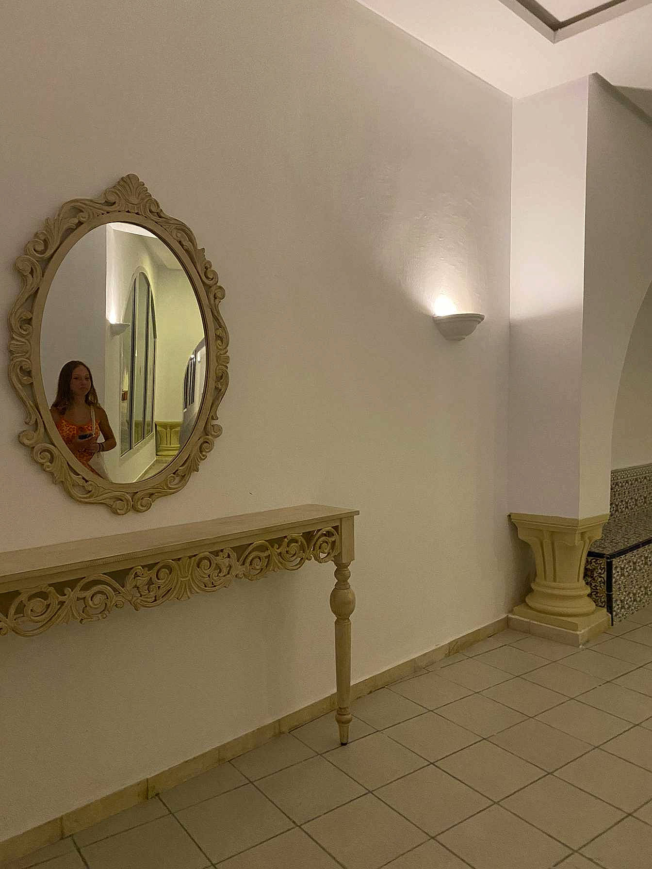 Dahïa a rejoint le concours — aidez-le/la à gagner de superbes lots ! beige, building, ceiling, floor, flooring, hardwood, house, interior_design, lighting, makeup_mirror, material_property, mirror, molding, person, plaster, real_estate, rectangle, shade, tile_flooring, under_exposed