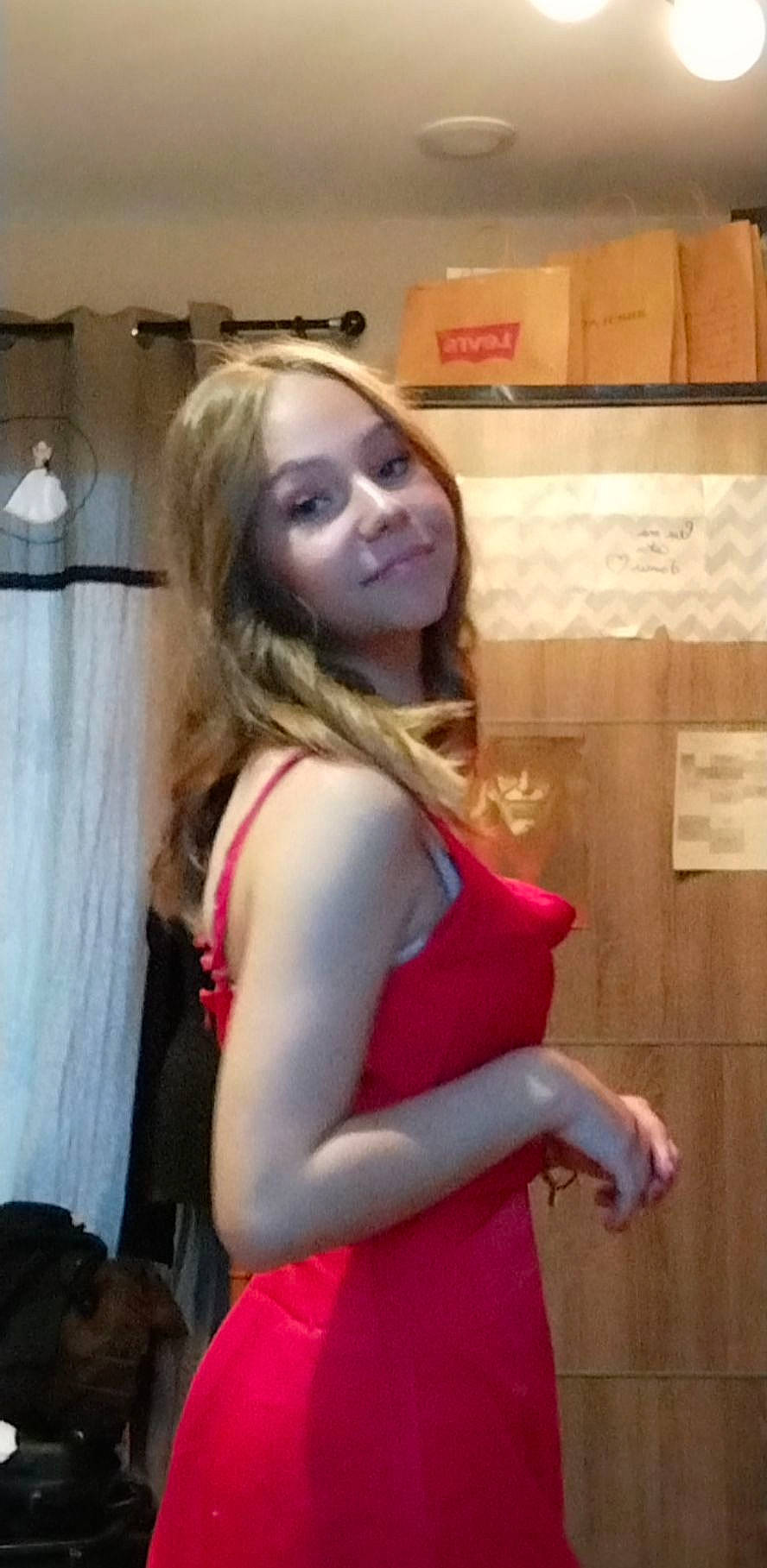 Dahïa a rejoint le concours — aidez-le/la à gagner de superbes lots ! abdomen, blond, brown_hair, chest, curtain, elbow, event, fashion_design, flooring, fun, human_leg, joint, joy, long_hair, magenta, person, room, sleeveless_shirt, thigh, throat