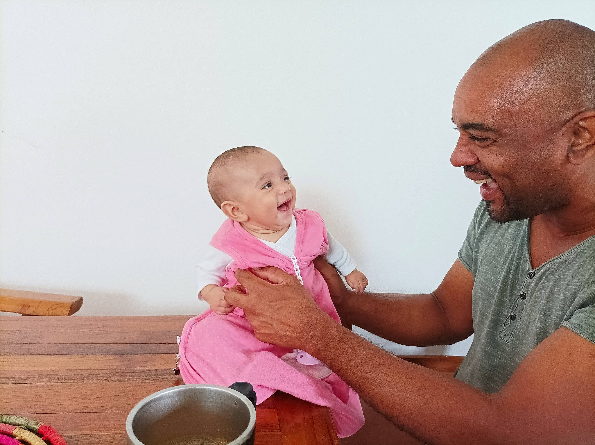 Mencya participe au concours pour gagner de l'argent avec cette photo : arm, baby, baby_toddler_clothing, beard, comfort, cup, dishware, drinkware, event, face, finger, gesture, happy, person, serveware, sharing, skin, smile, tableware, tea