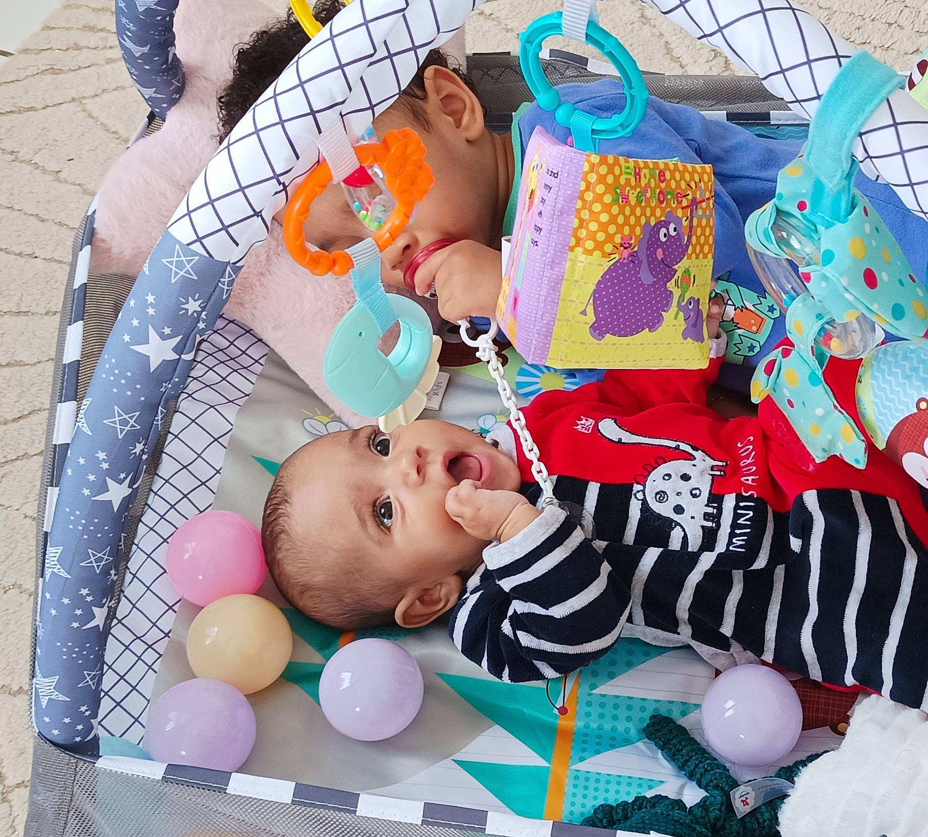 Mencya a rejoint le concours — aidez-le/la à gagner de superbes lots ! art, baby, baby_products, baby_toddler_clothing, baby_toys, carmine, chair, child, fun, illustration, leisure, linens, pattern, person, pink, play, recreation, room, toddler, toy