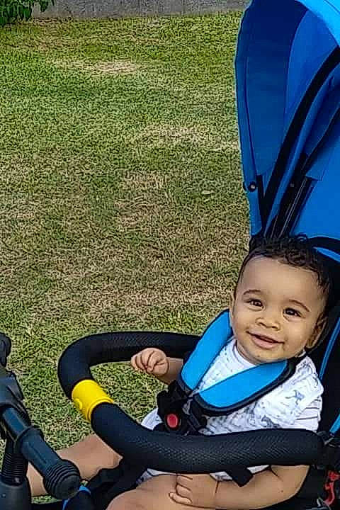 Ethan participe au concours pour gagner de l'argent avec cette photo : baby, baby_carriage, baby_products, baby_toddler_clothing, child, comfort, electric_blue, fashion_accessory, fun, grass, happy, joy, lawn, leisure, people_in_nature, person, recreation, sitting, smile, snapshot
