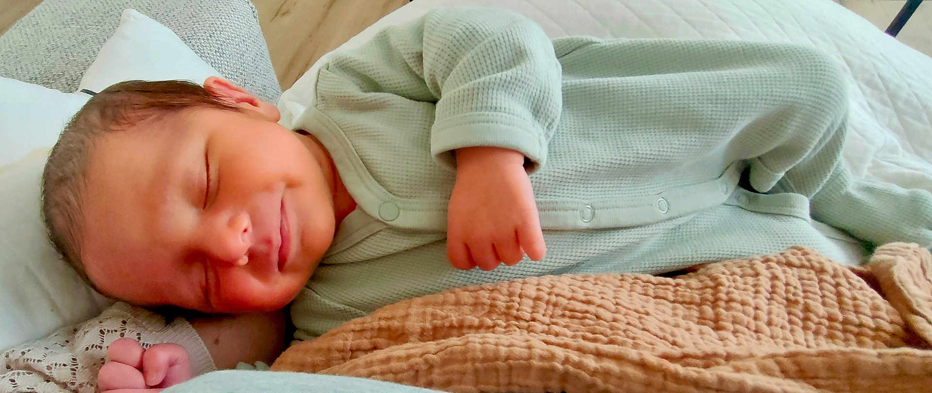 Matisse participe au concours pour gagner de l'argent avec cette photo : baby, sleeping, infant, pillow, blanket, cozy, cute, child, peaceful, resting, soft, bed, clothing, newborn, hand, face, indoor, portrait, relaxation, comfort