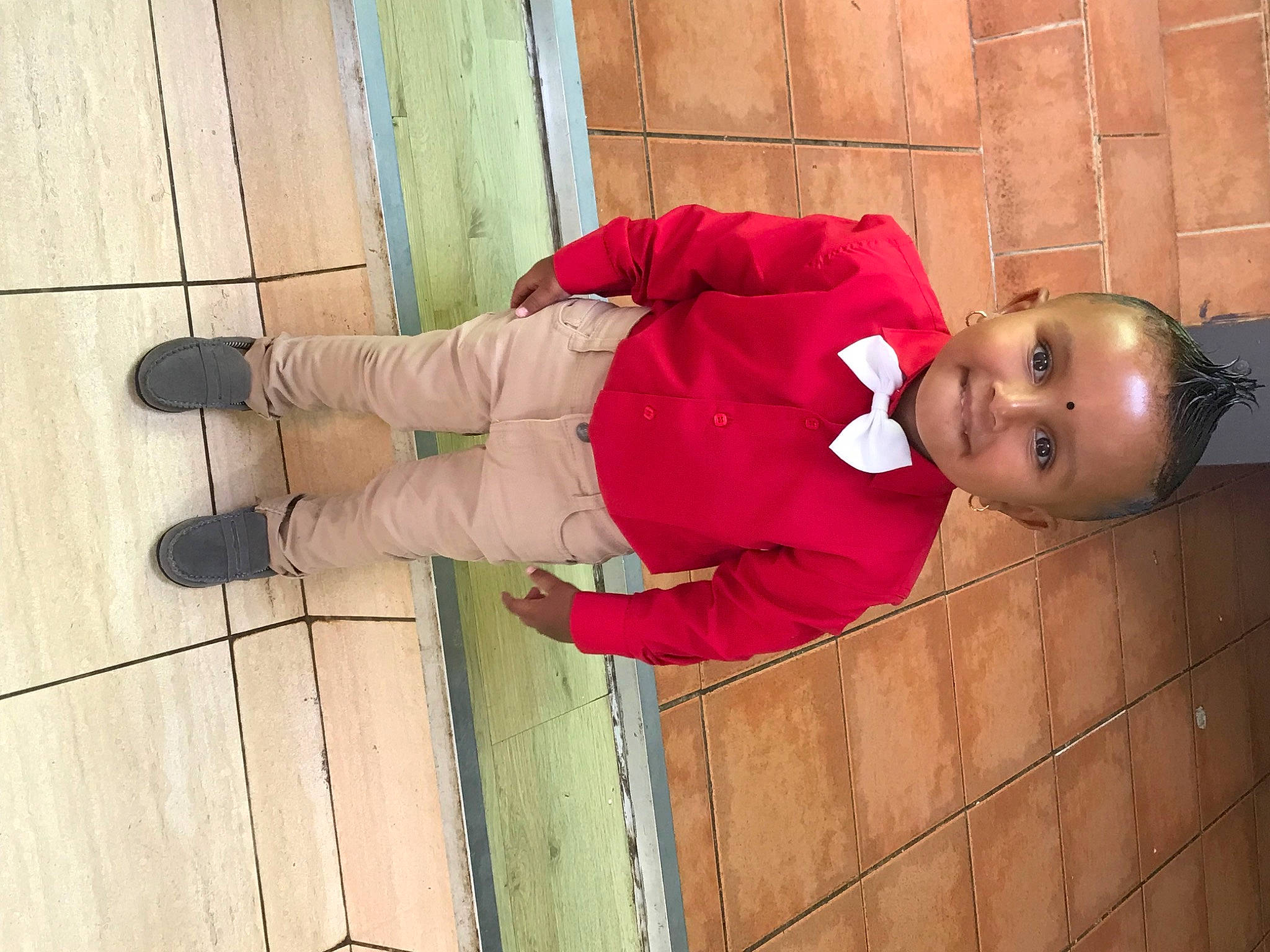 Vijayan a rejoint le concours — aidez-le/la à gagner de superbes lots ! boot, carmine, child, floor, flooring, fun, happy, hardwood, hat, human_leg, joy, knee, outdoor_shoe, pattern, person, red, smile, tile, toddler, walking_shoe