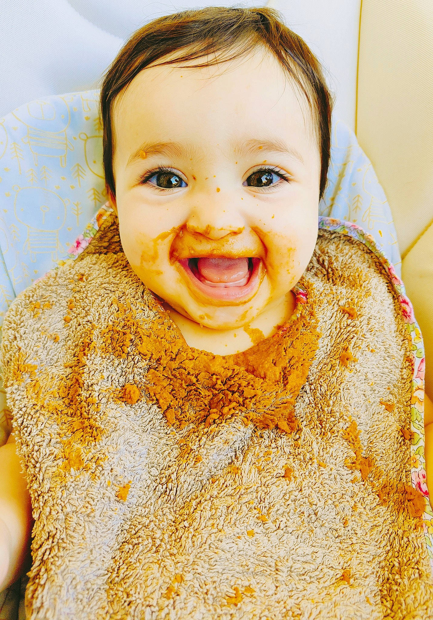 Romane a rejoint le concours — aidez-le/la à gagner de superbes lots ! baby, baby_laughing, baby_toddler_clothing, cheek, collar, fun, gesture, happy, iris, jaw, joy, laugh, lip, nose, person, portrait, portrait_photography, sleeve, smile, t_shirt