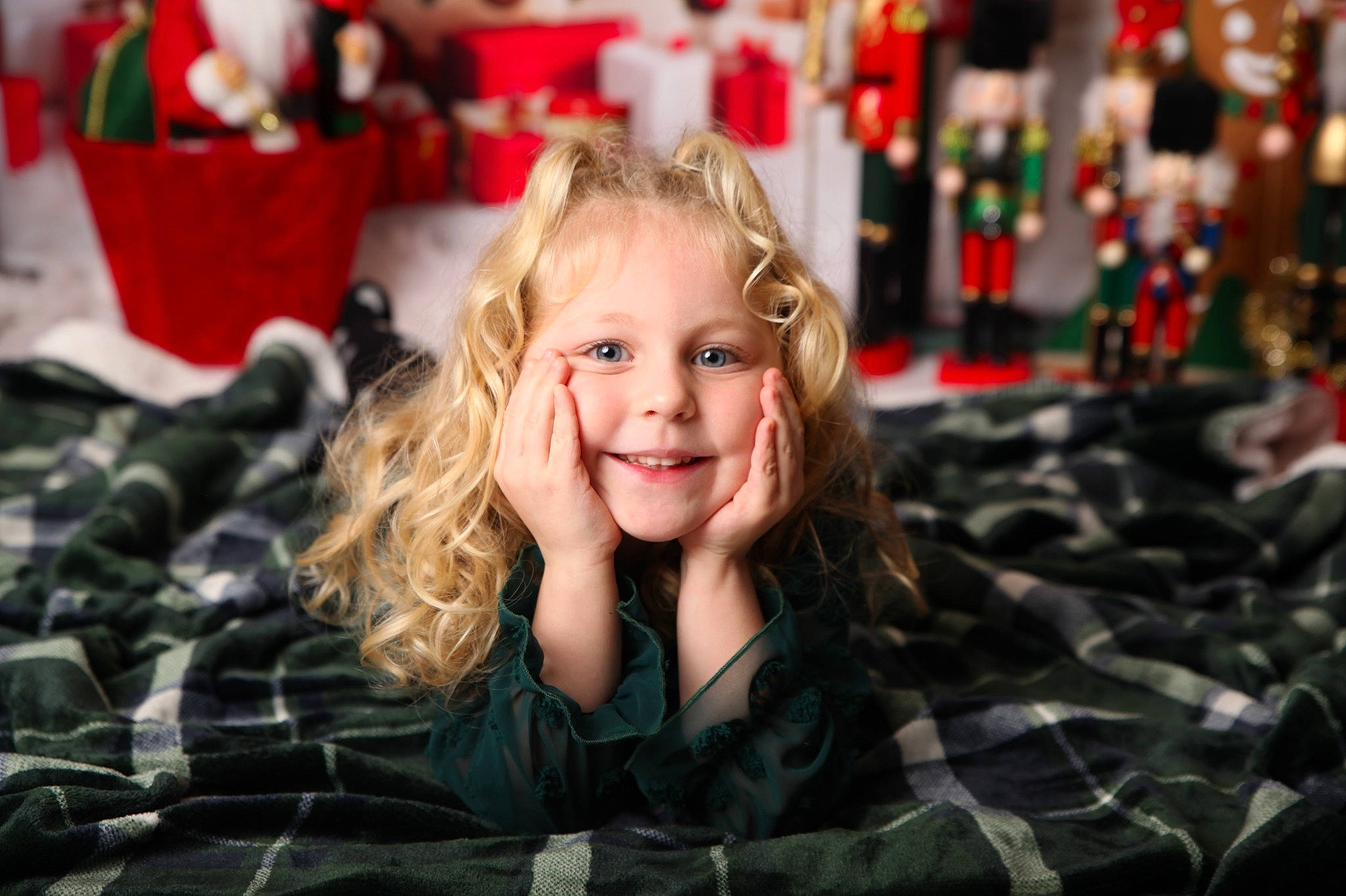 Lola a rejoint le concours — aidez-le/la à gagner de superbes lots ! child, christmas, christmas_eve, design, event, facial_expression, flash_photography, fun, happy, holiday, joy, leisure, pattern, person, plaid, public_space, recreation, smile, snapshot, tartan