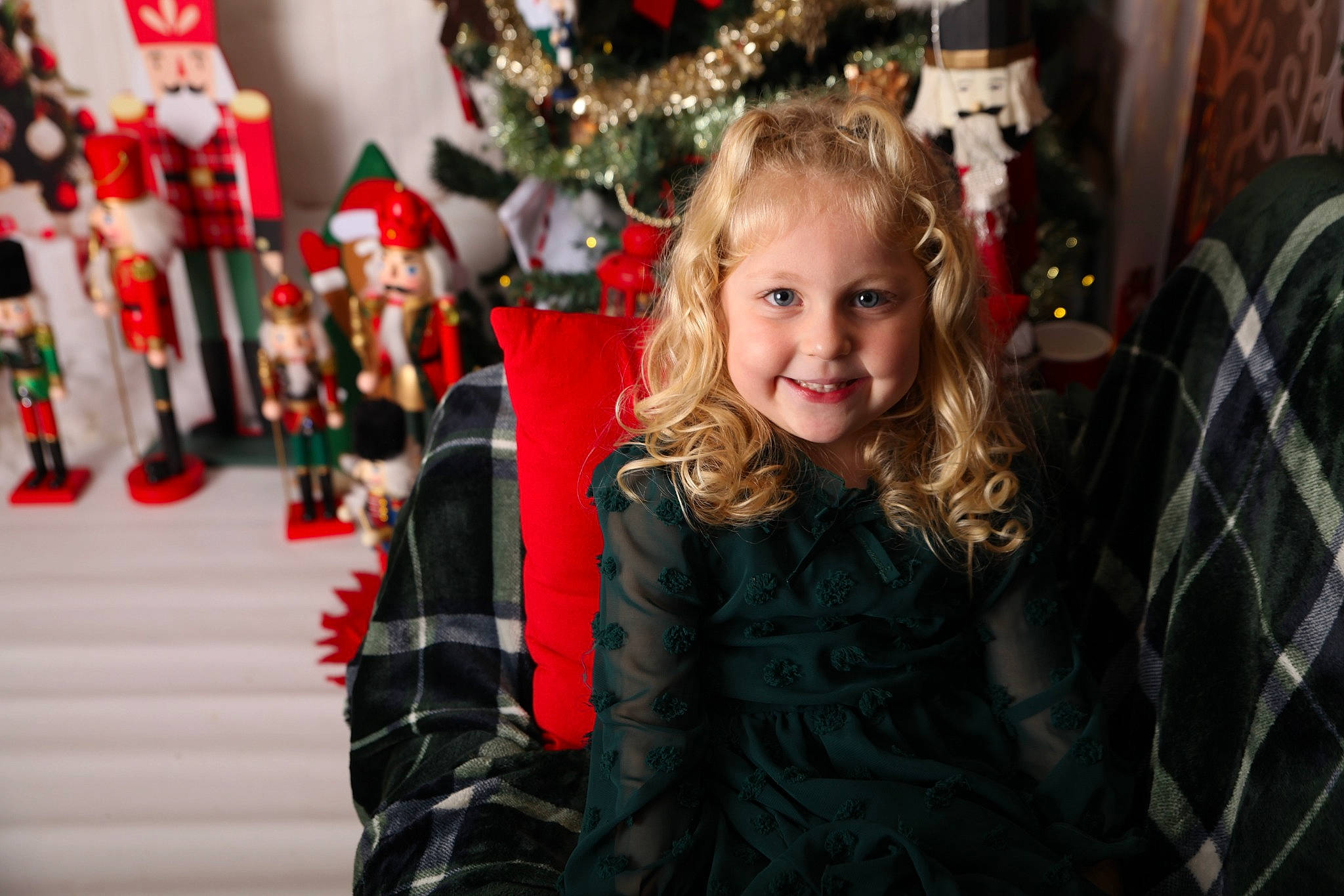 Lola a rejoint le concours — aidez-le/la à gagner de superbes lots ! blond, child, christmas, christmas_decoration, christmas_eve, christmas_ornament, christmas_tree, event, fun, happy, holiday, holiday_ornament, joy, lighting, ornament, person, sitting, smile, toddler, tradition