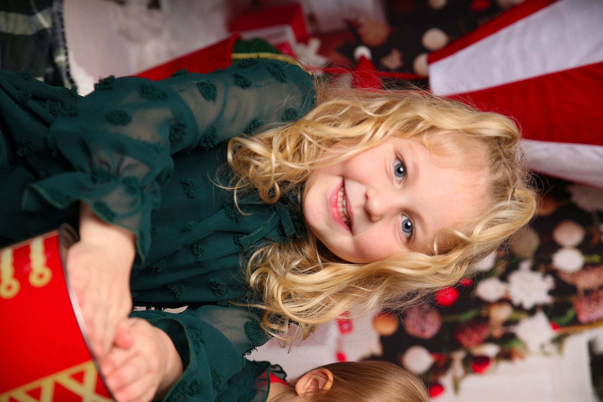 Lola a rejoint le concours — aidez-le/la à gagner de superbes lots ! blond, brown_hair, cheek, child, event, fun, gesture, happy, holiday, joy, laugh, leisure, party, person, portrait_photography, recreation, red, sitting, smile, social_group