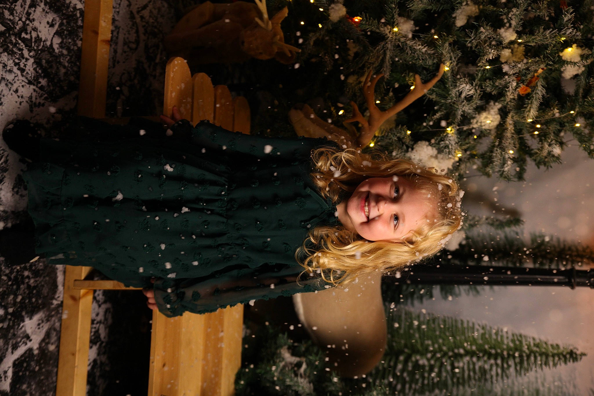 Lola a rejoint le concours — aidez-le/la à gagner de superbes lots ! branch, christmas_decoration, christmas_ornament, event, flash_photography, freezing, fun, happy, holiday, joy, long_hair, midnight, ornament, people_in_nature, person, sky, smile, snow, tints_and_shades, tree