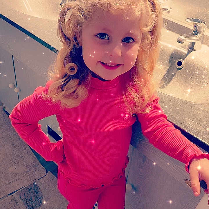 Lola participe au concours pour gagner de l'argent avec cette photo : blond, child, cool, doll, electric_blue, facial_expression, fashion_accessory, fun, hairstyle, happy, magenta, material_property, pink, plastic, play, purple, sleeve, smile, standing, toy