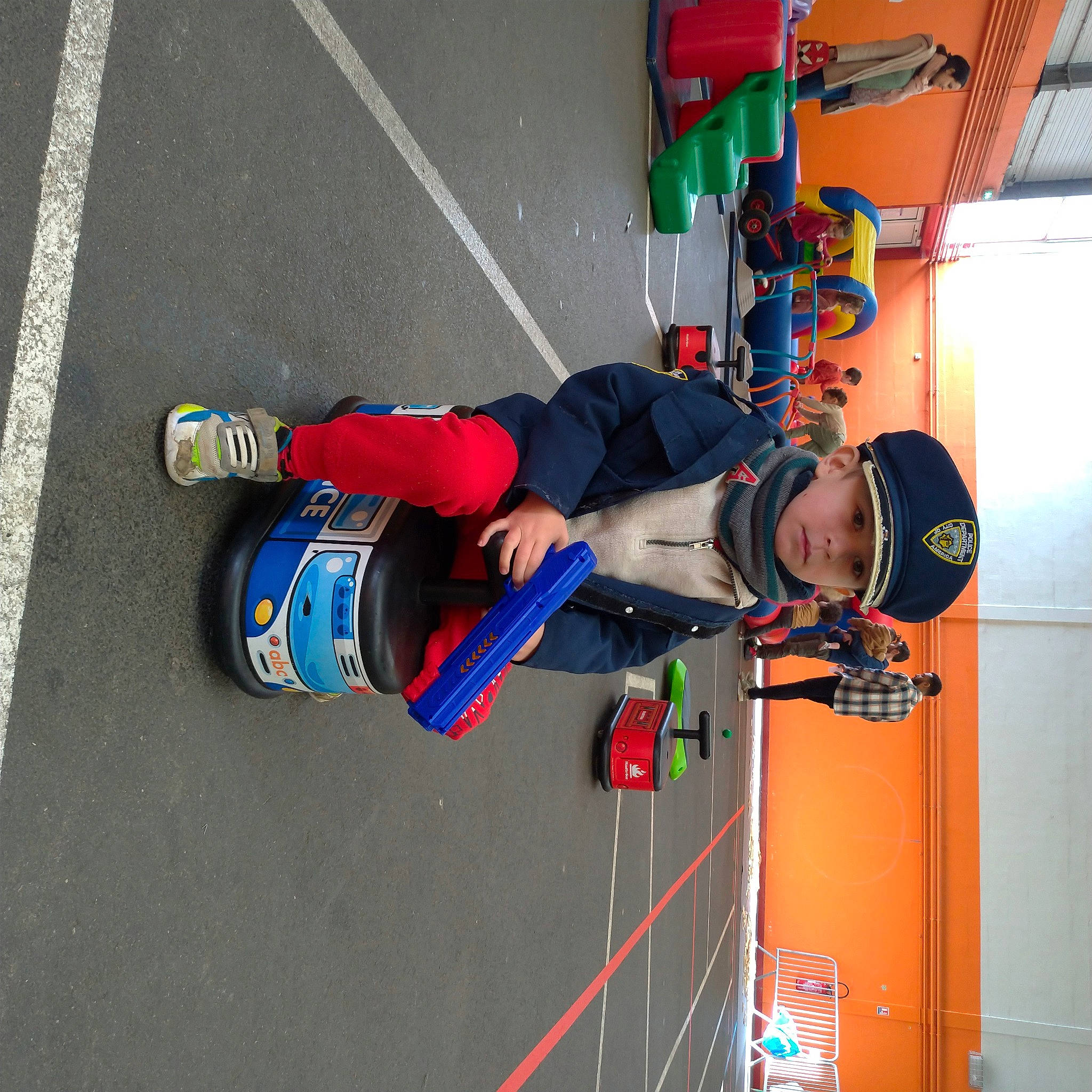 Aaron participe au concours pour gagner de l'argent avec cette photo : adventure, boot, carmine, elbow, electric_blue, fun, headwear, human_leg, knee, leisure, luggage_and_bags, outdoor_shoe, person, recreation, rock_climbing_equipment, shorts, sneakers, sport_climbing, sports, sportswear