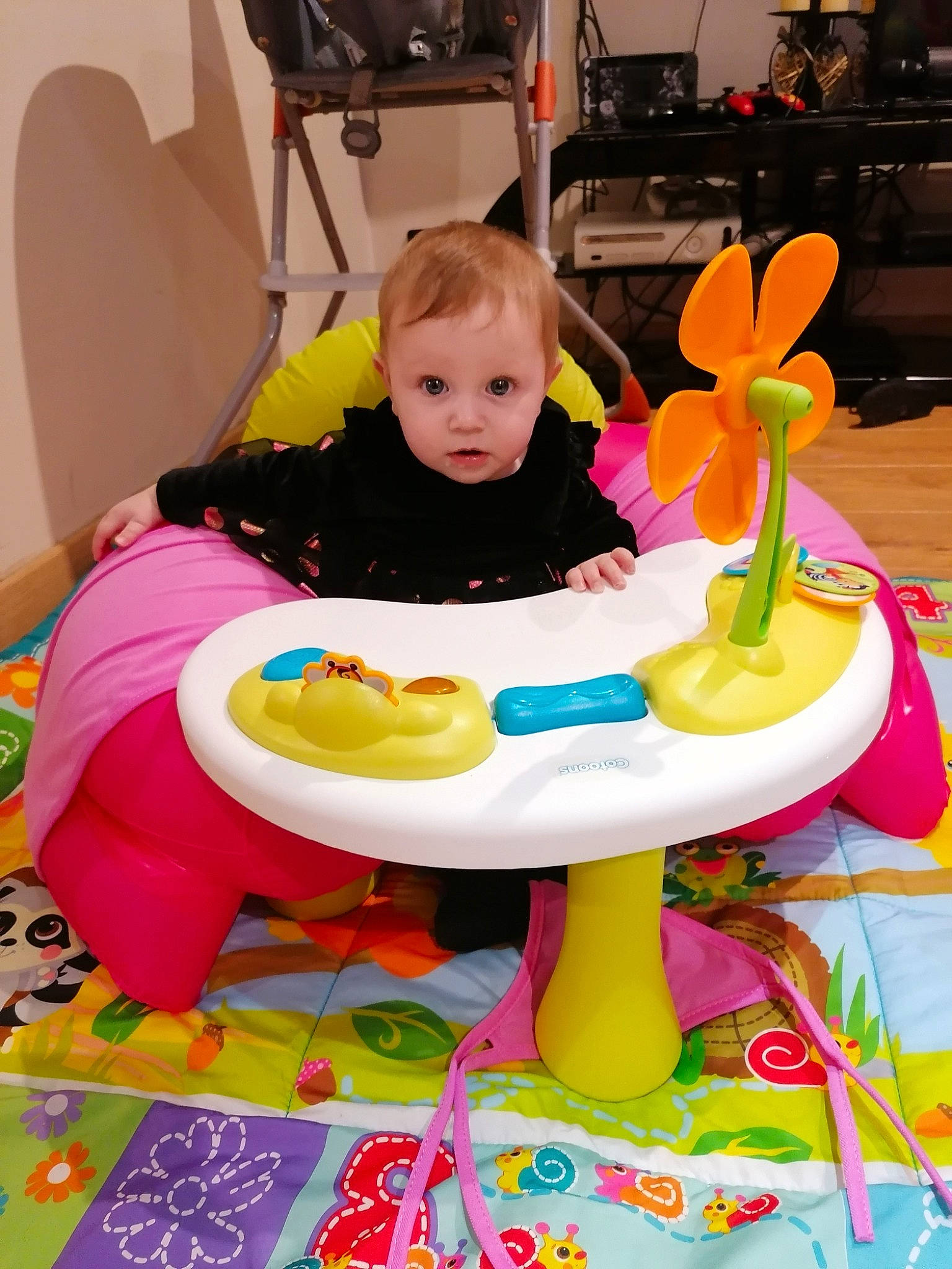 Zaïna participe au concours pour gagner de l'argent avec cette photo : baby, baby_toys, child, fun, leisure, person, play, sitting, surprise, table, toddler, toy