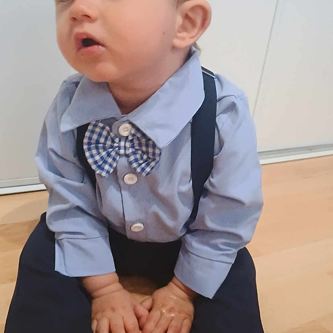 Eliott a rejoint le concours — aidez-le/la à gagner de superbes lots ! barefoot, blue_shirt, bow_tie, boy, cap, child, clothing, curious, cute, face, feet, floor, hands, hat, indoors, portrait, sitting, suspenders, toddler, wooden_floor