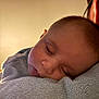 Léo a rejoint le concours — aidez-le/la à gagner de superbes lots ! baby, infant, child, sleeping, towel, shoulder, close_up, eyelashes, cheek, mouth, head, portrait, indoor, warm_light, soft_texture, cozy, parent, resting, peaceful, skin