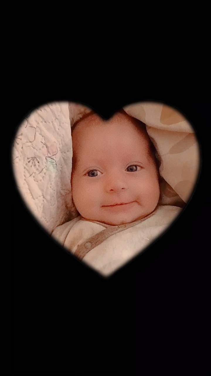 Julia a rejoint le concours — aidez-le/la à gagner de superbes lots ! art, baby, cheek, child, circle, comfort, darkness, eyebrow, flash_photography, happy, iris, monochrome, monochrome_photography, nose, person, picture_frame, portrait, portrait_photography, sitting, smile